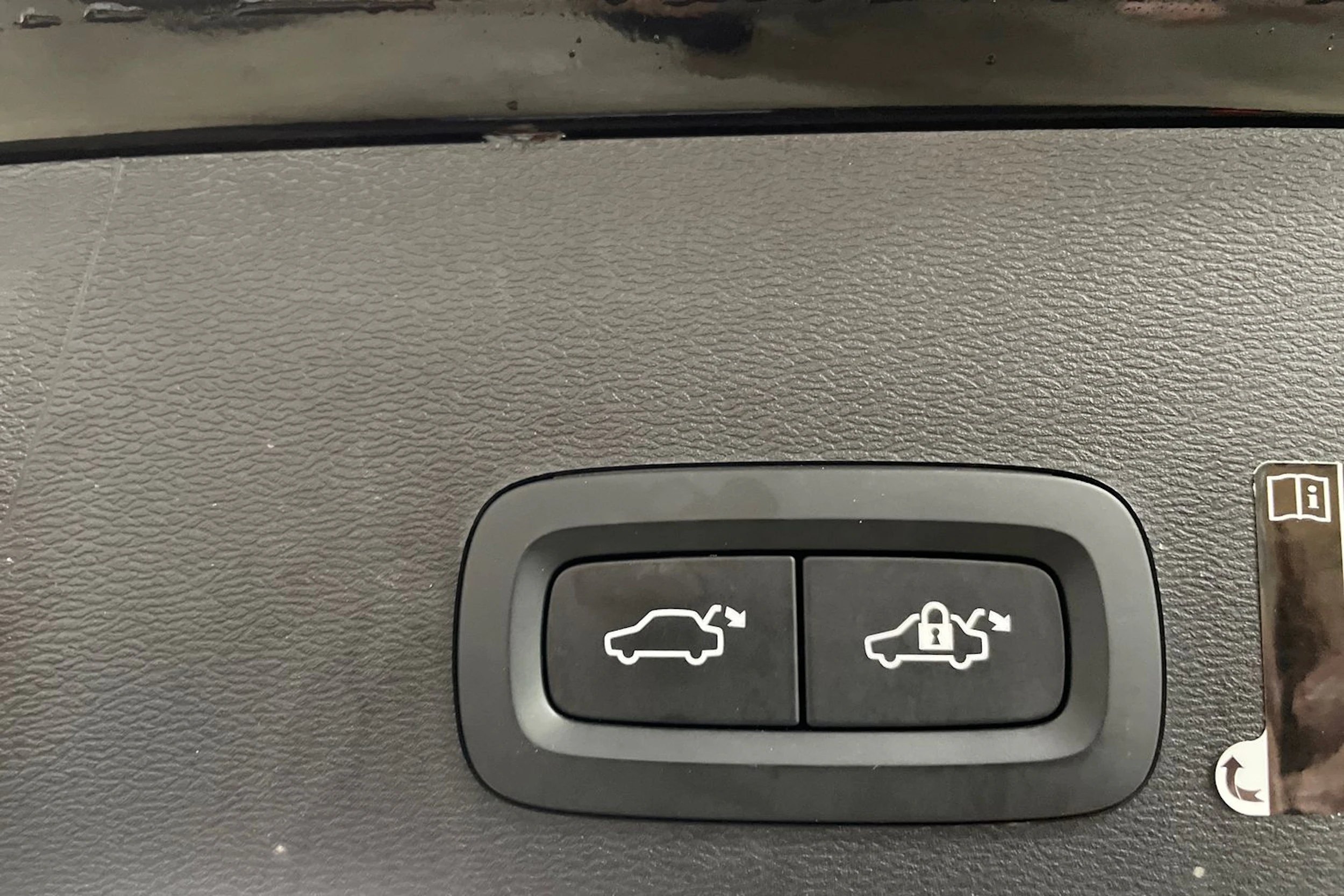 musta Volvo XC40 2021 kuva 12.