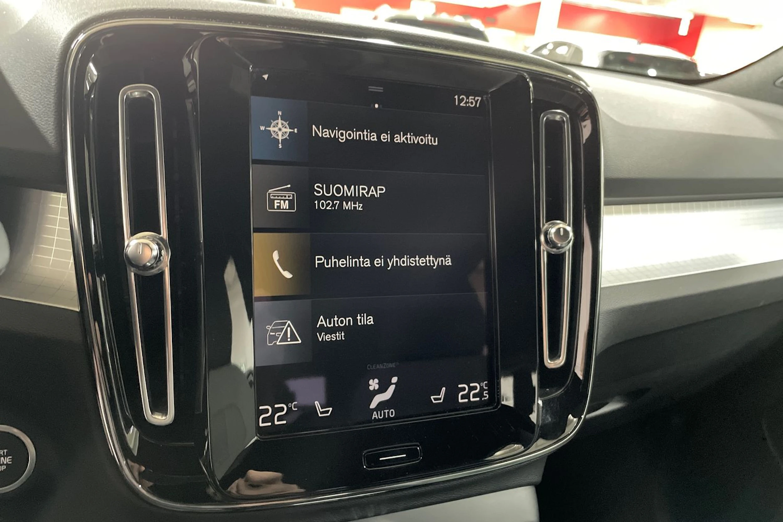 musta Volvo XC40 2021 kuva 13.