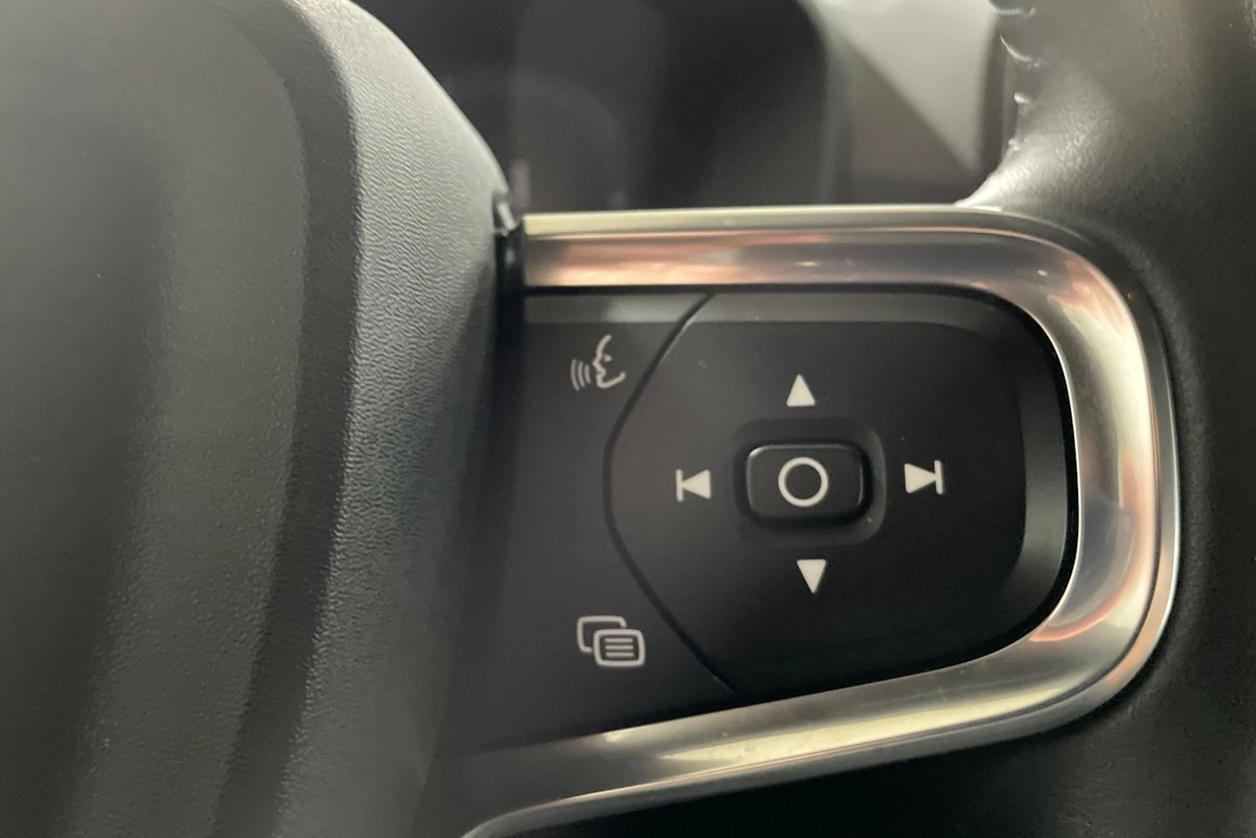 musta Volvo XC40 2021 kuva 15.