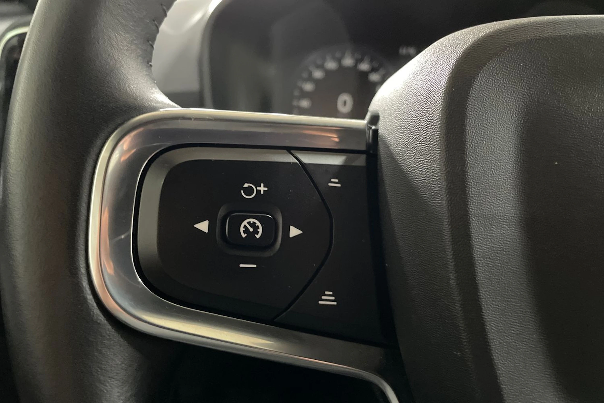 musta Volvo XC40 2021 kuva 16.