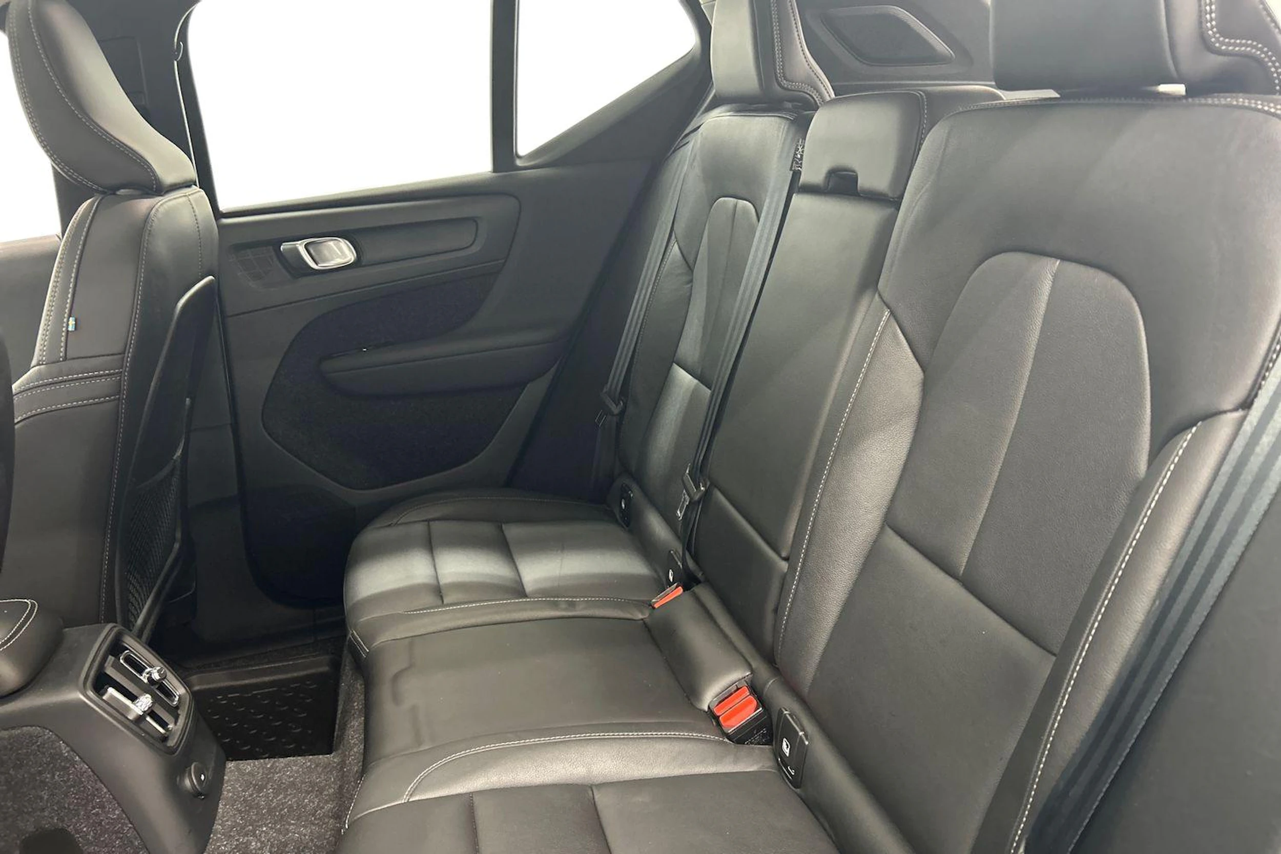 harmaa Volvo XC40 2021 kuva 8.