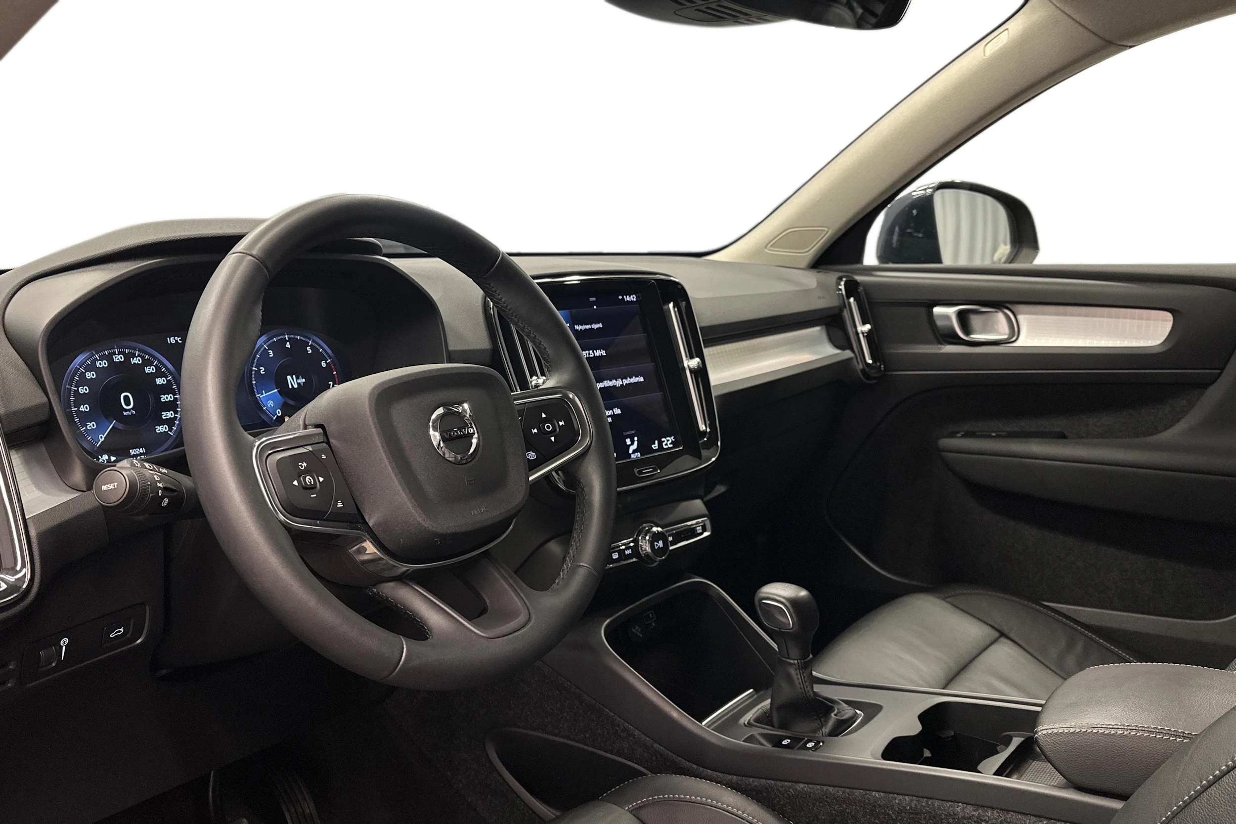 sininen Volvo XC40 2022 kuva 6.