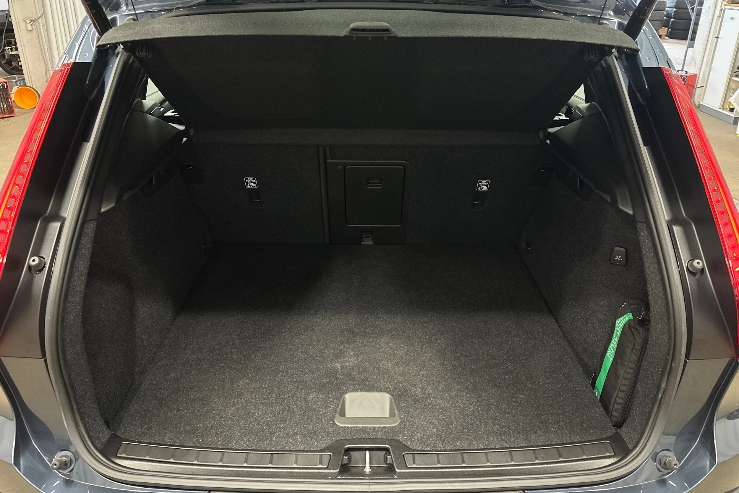 sininen Volvo XC40 2022 kuva 11.