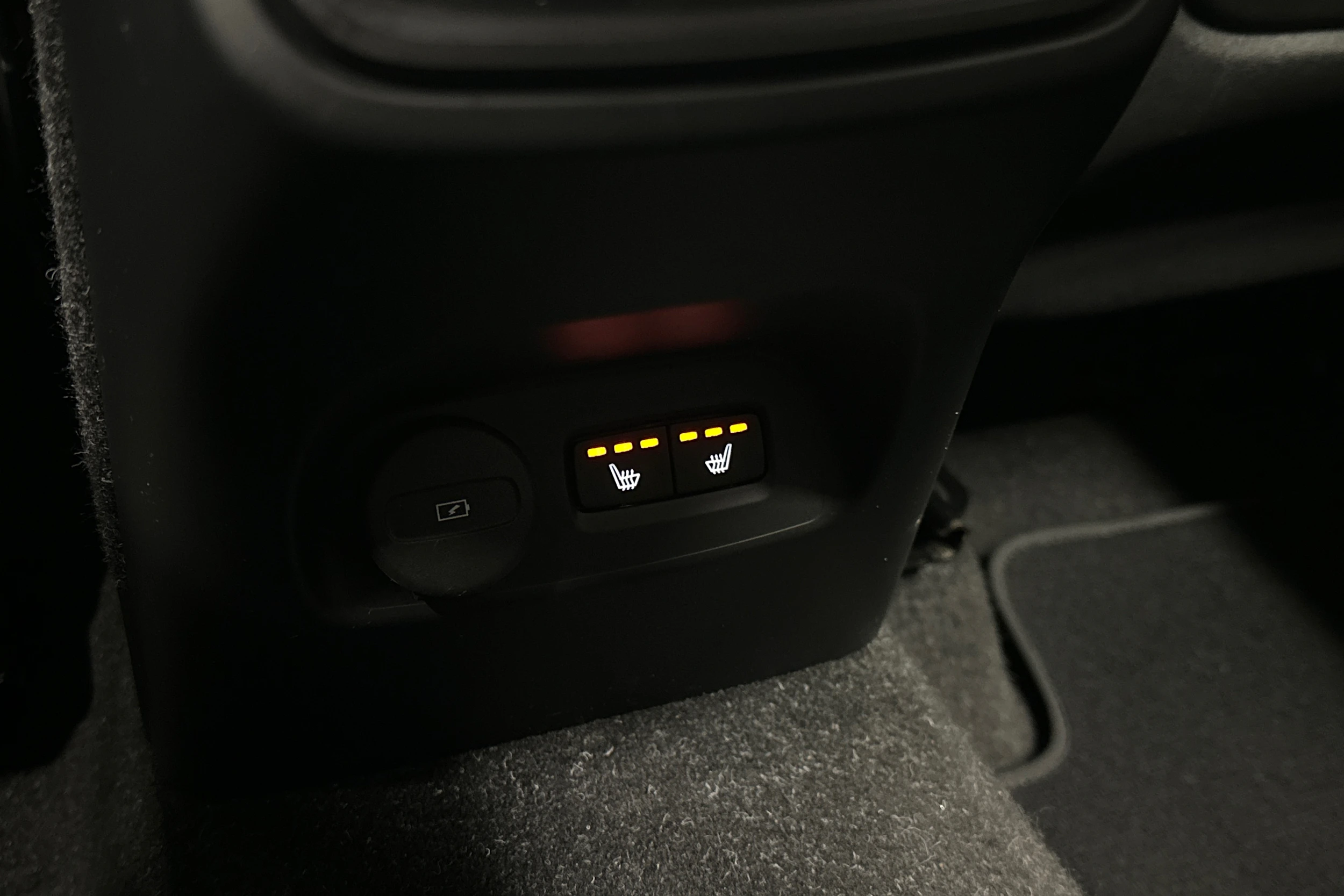 sininen Volvo XC40 2022 kuva 13.