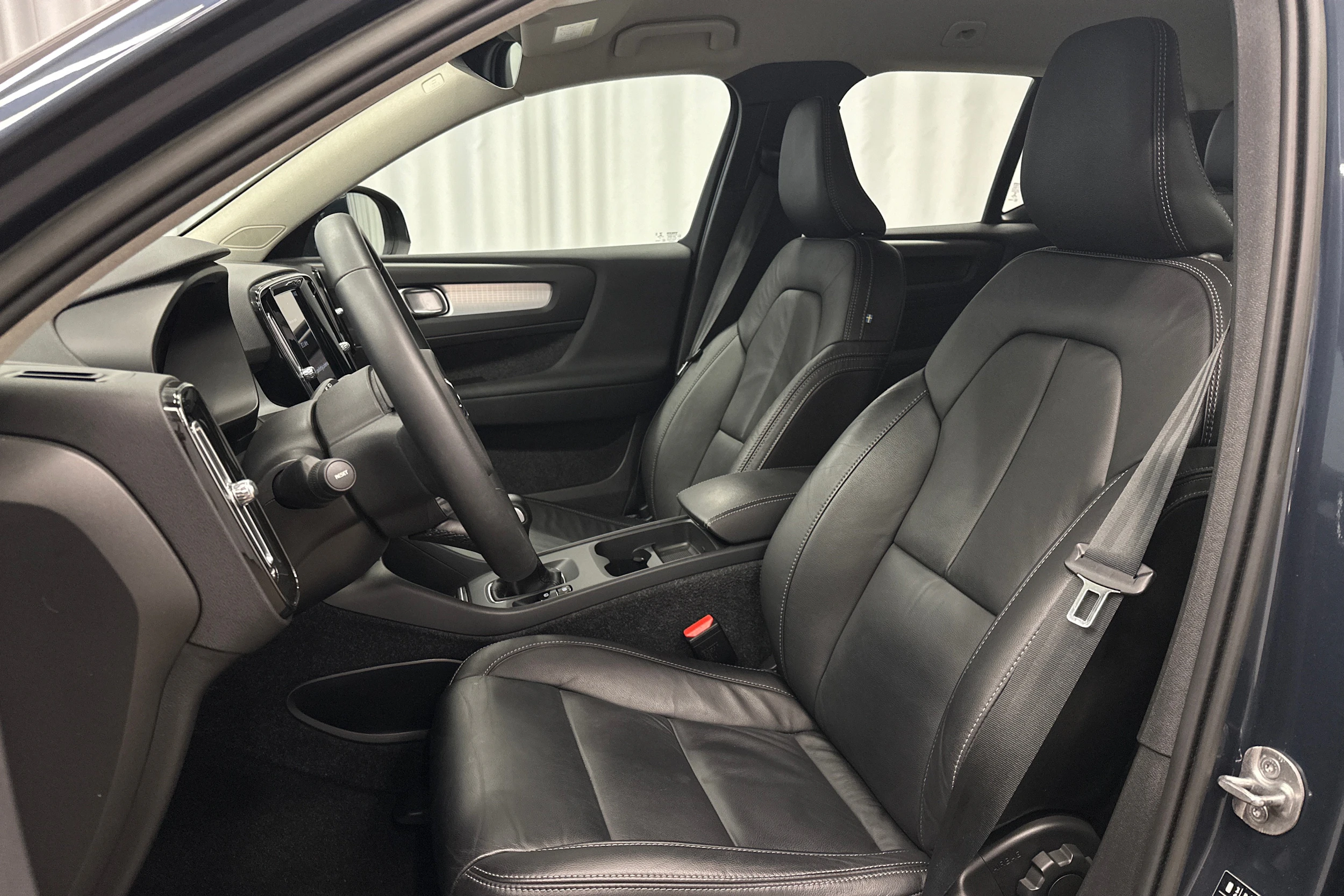 sininen Volvo XC40 2022 kuva 14.