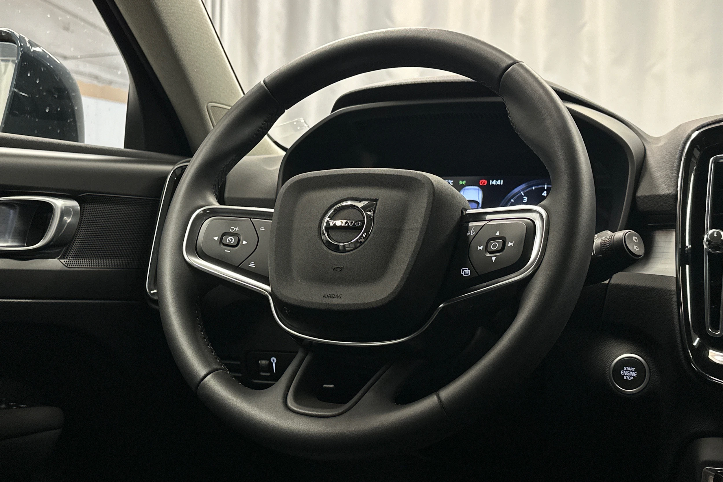 sininen Volvo XC40 2022 kuva 15.