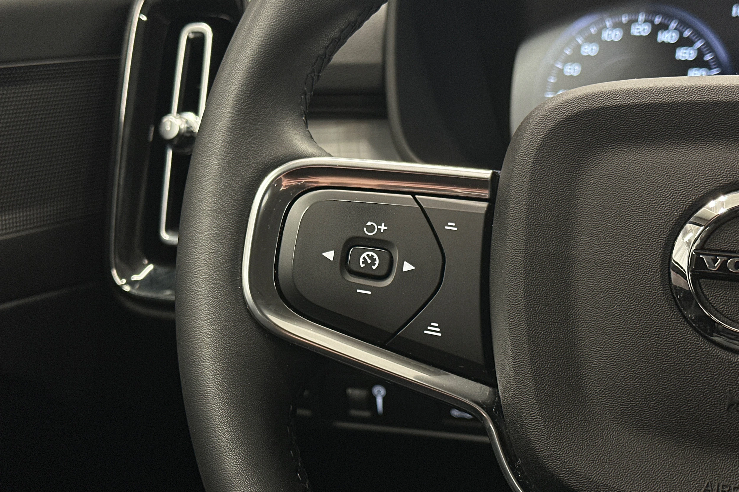 sininen Volvo XC40 2022 kuva 16.