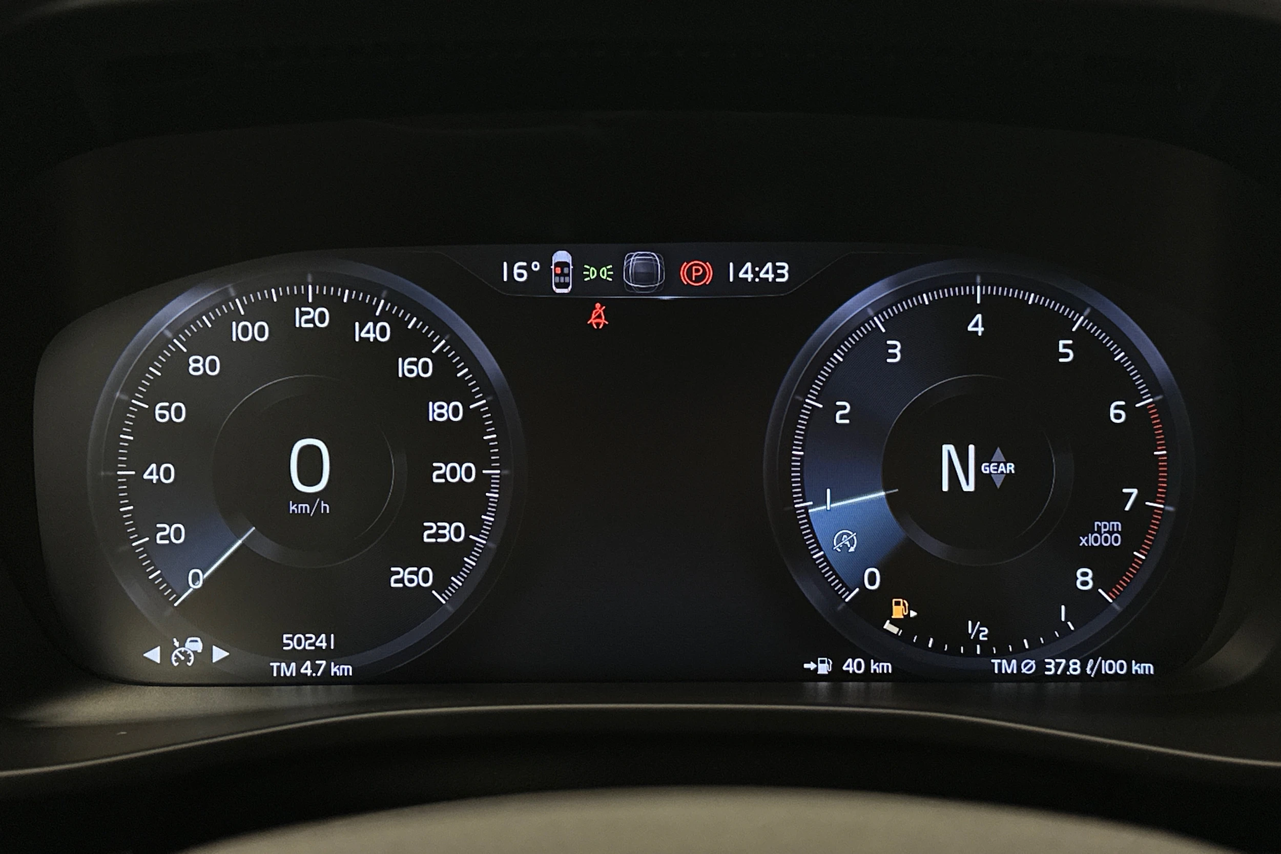sininen Volvo XC40 2022 kuva 18.