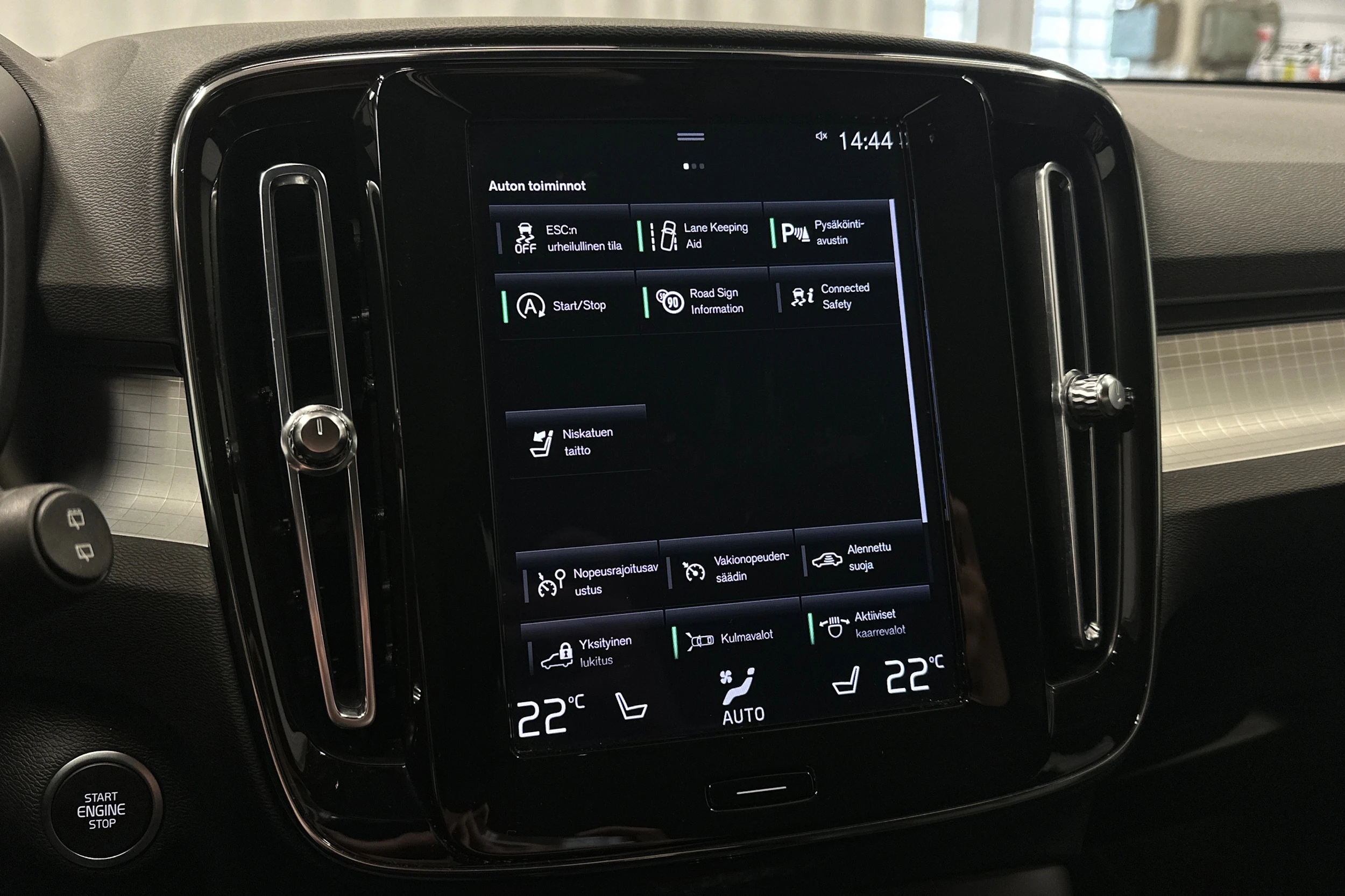 sininen Volvo XC40 2022 kuva 19.