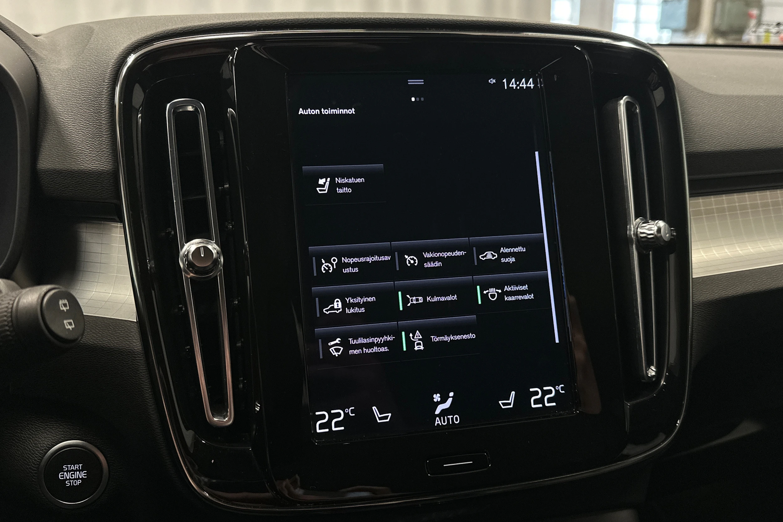 sininen Volvo XC40 2022 kuva 20.