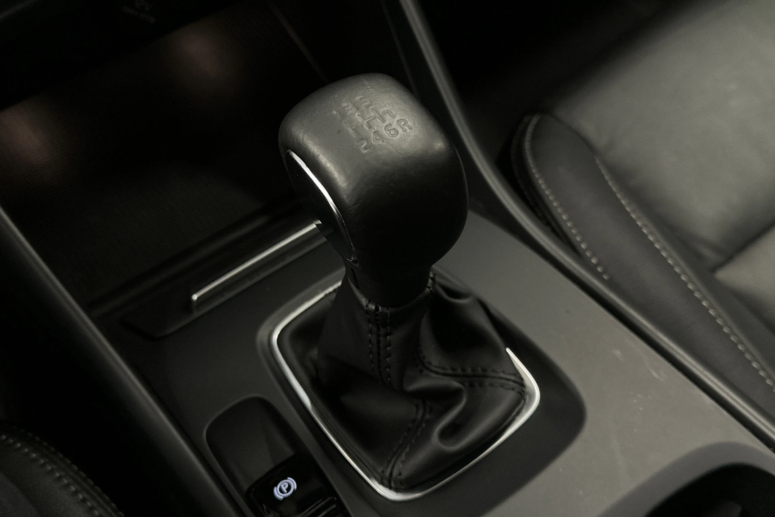 sininen Volvo XC40 2022 kuva 23.