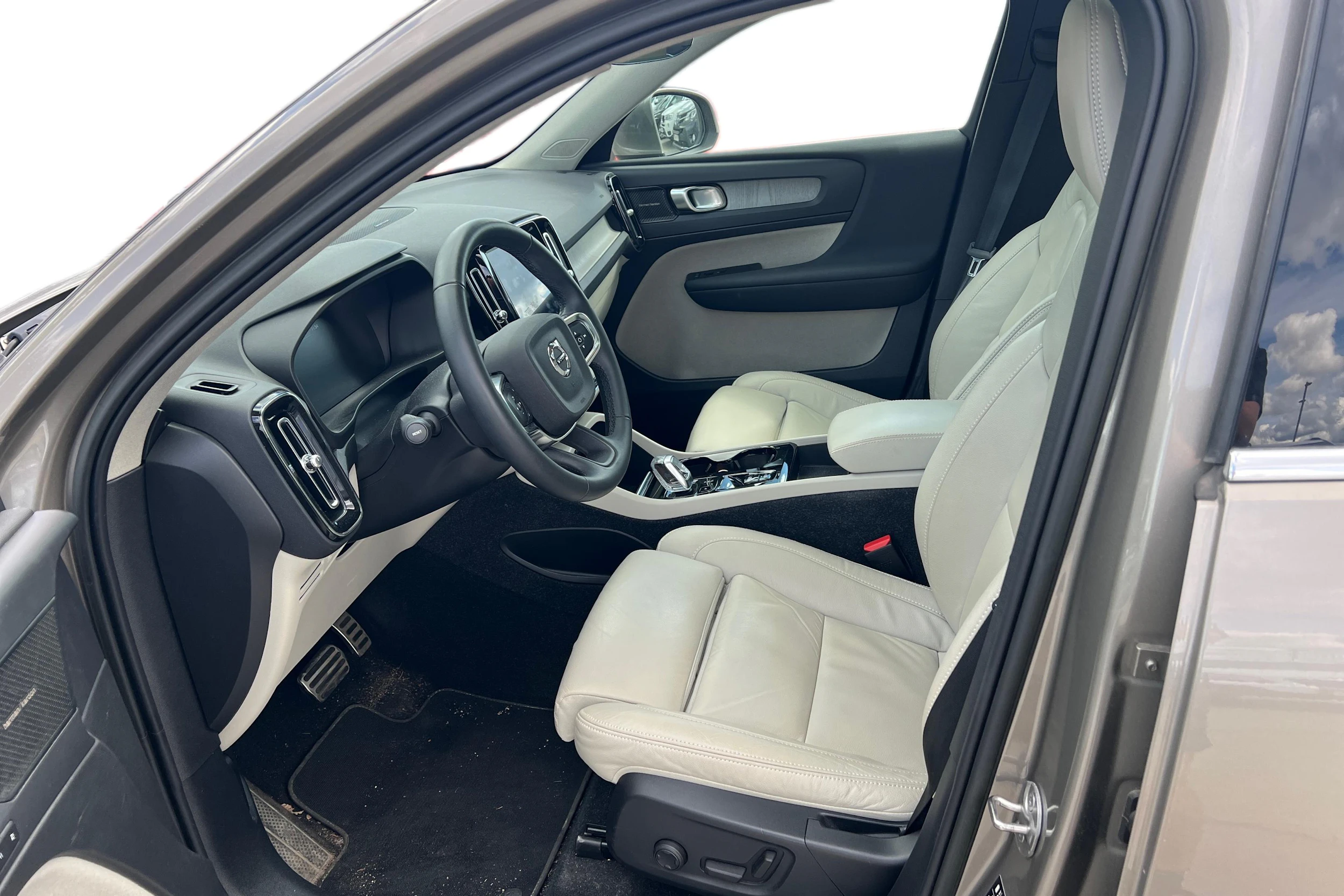 harmaa Volvo XC40 2022 kuva 3.