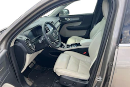 harmaa Volvo XC40 2022 kuva 3.