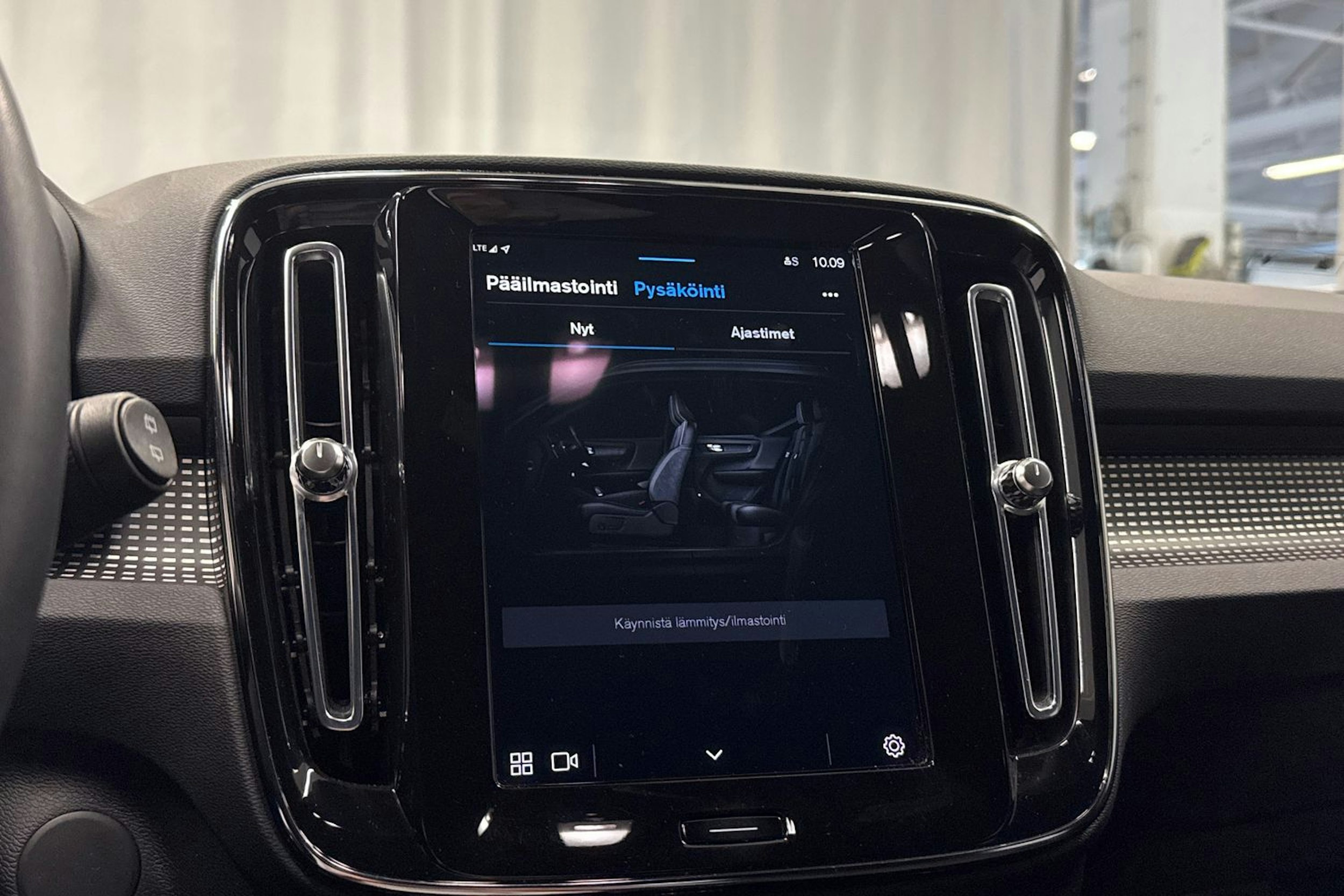 vihreä Volvo XC40 2022 kuva 17.