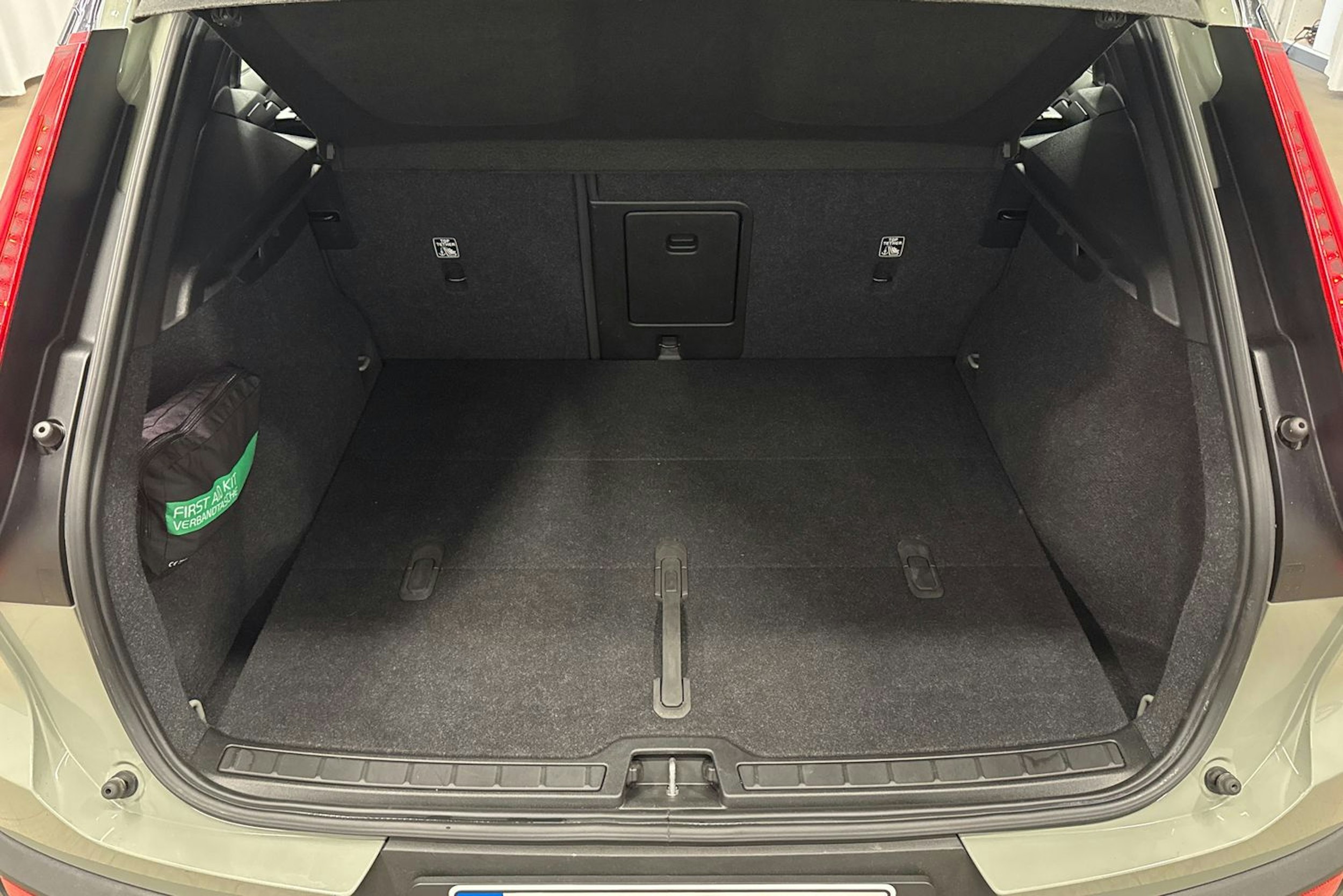 vihreä Volvo XC40 2022 kuva 23.