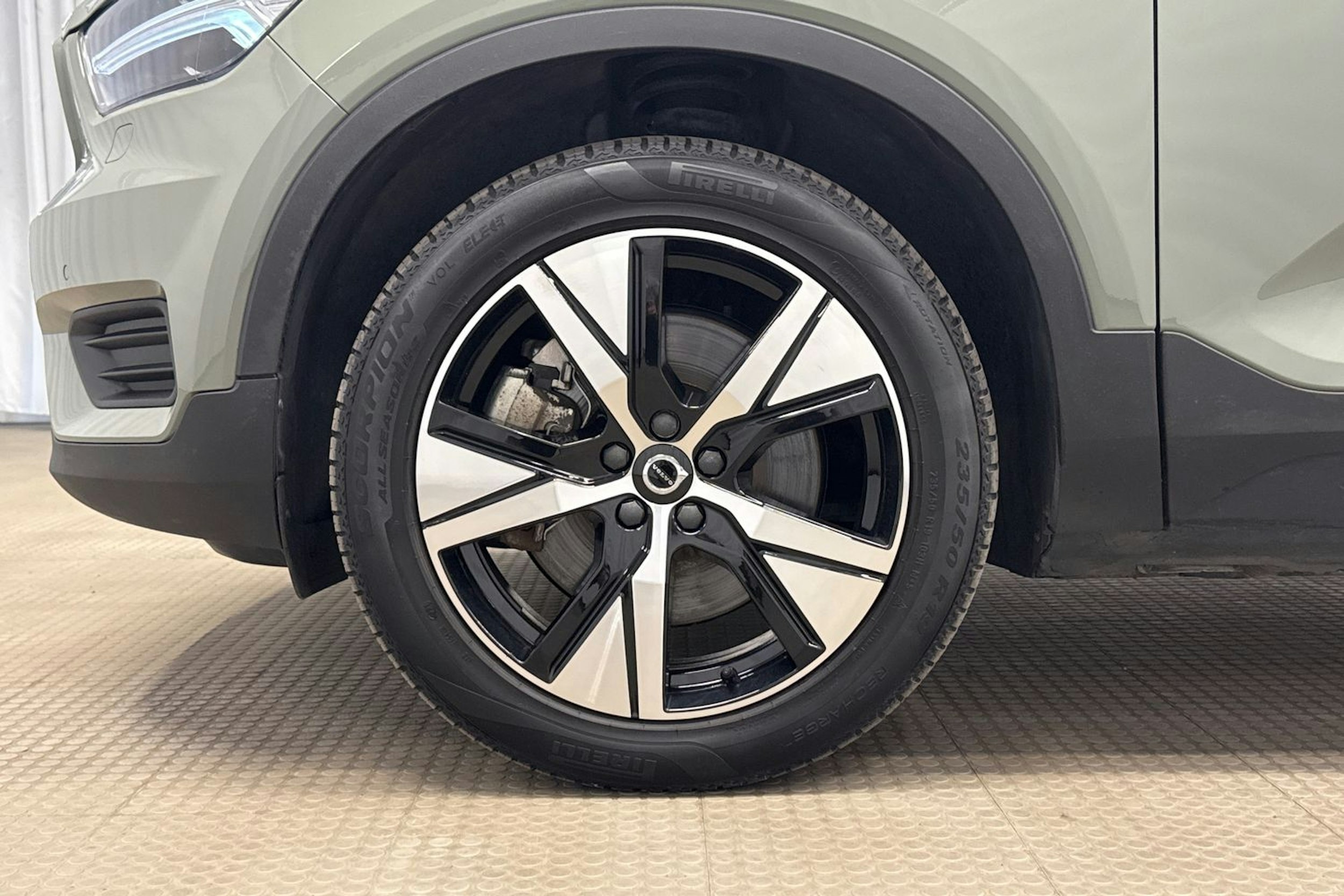 vihreä Volvo XC40 2022 kuva 26.