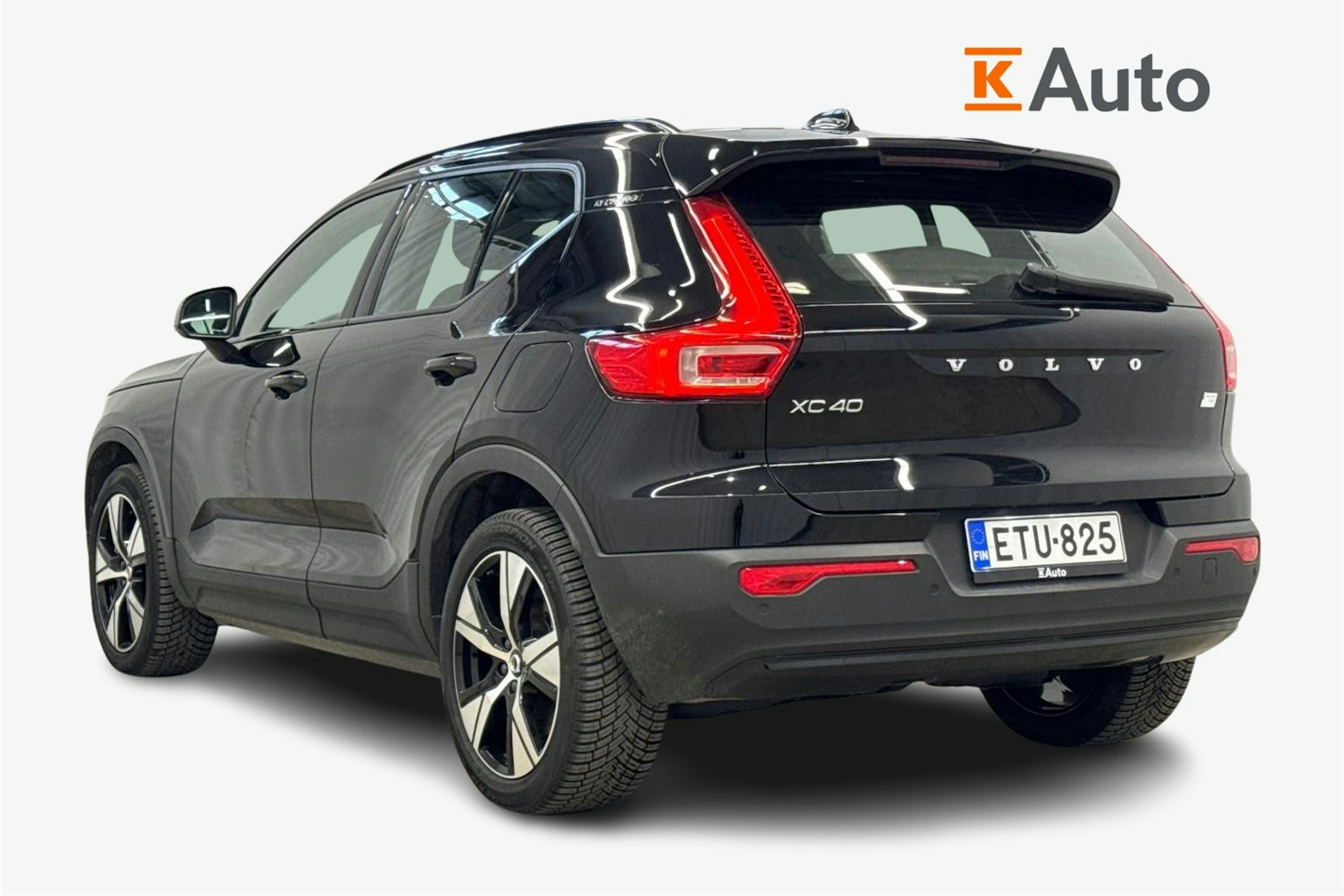 musta Volvo XC40 2022 kuva 2.