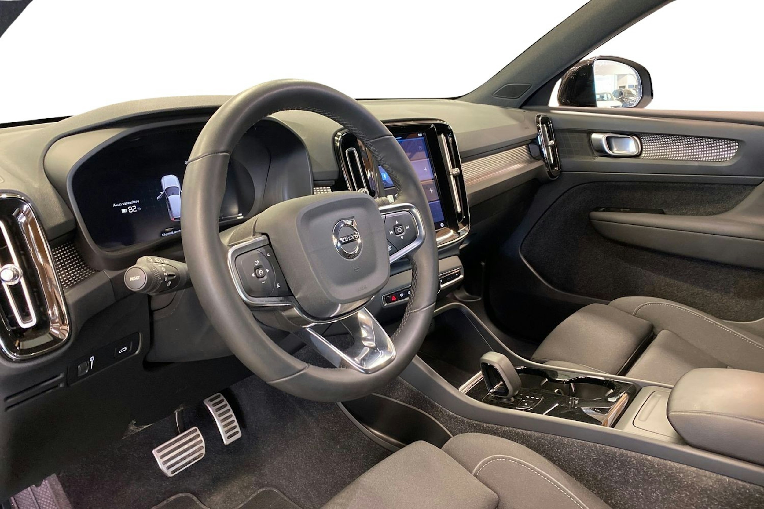 musta Volvo XC40 2022 kuva 7.