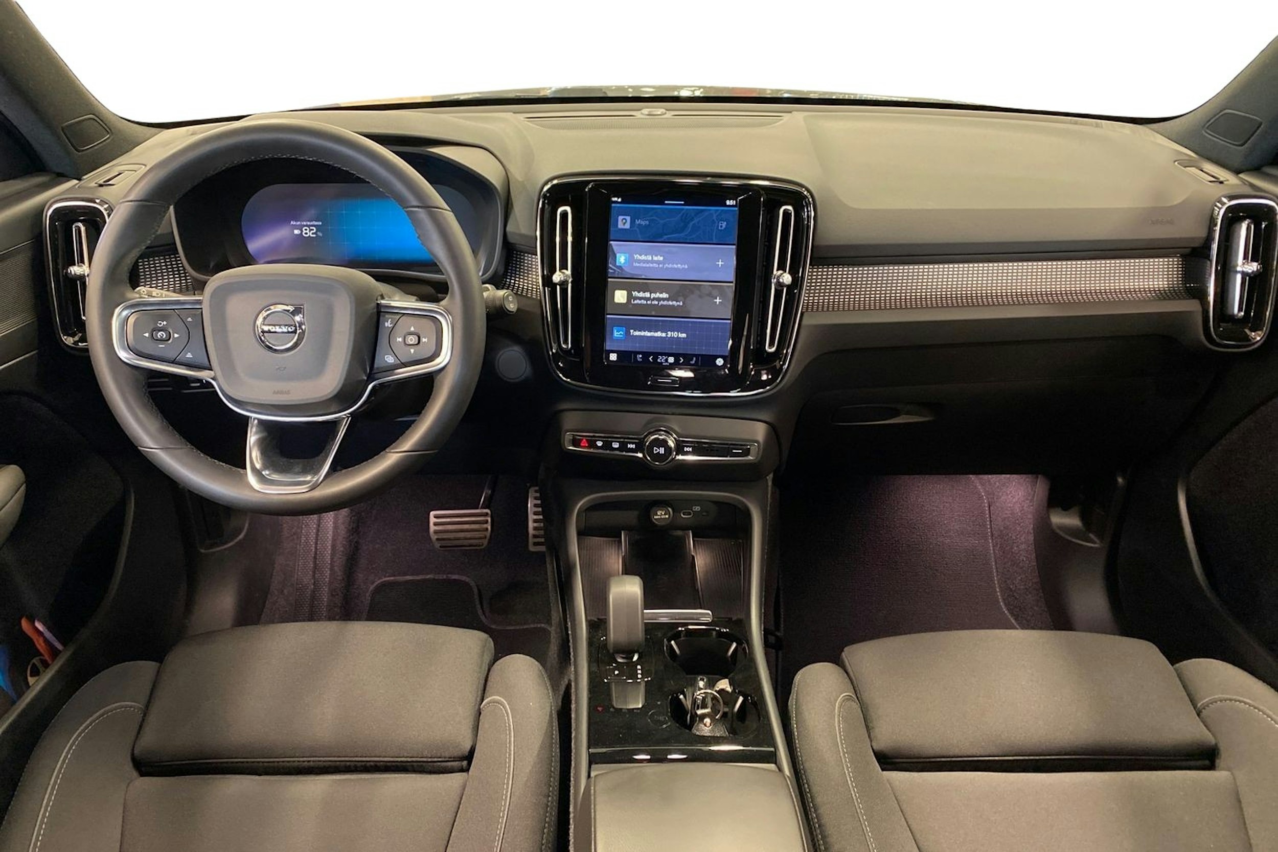 musta Volvo XC40 2022 kuva 9.