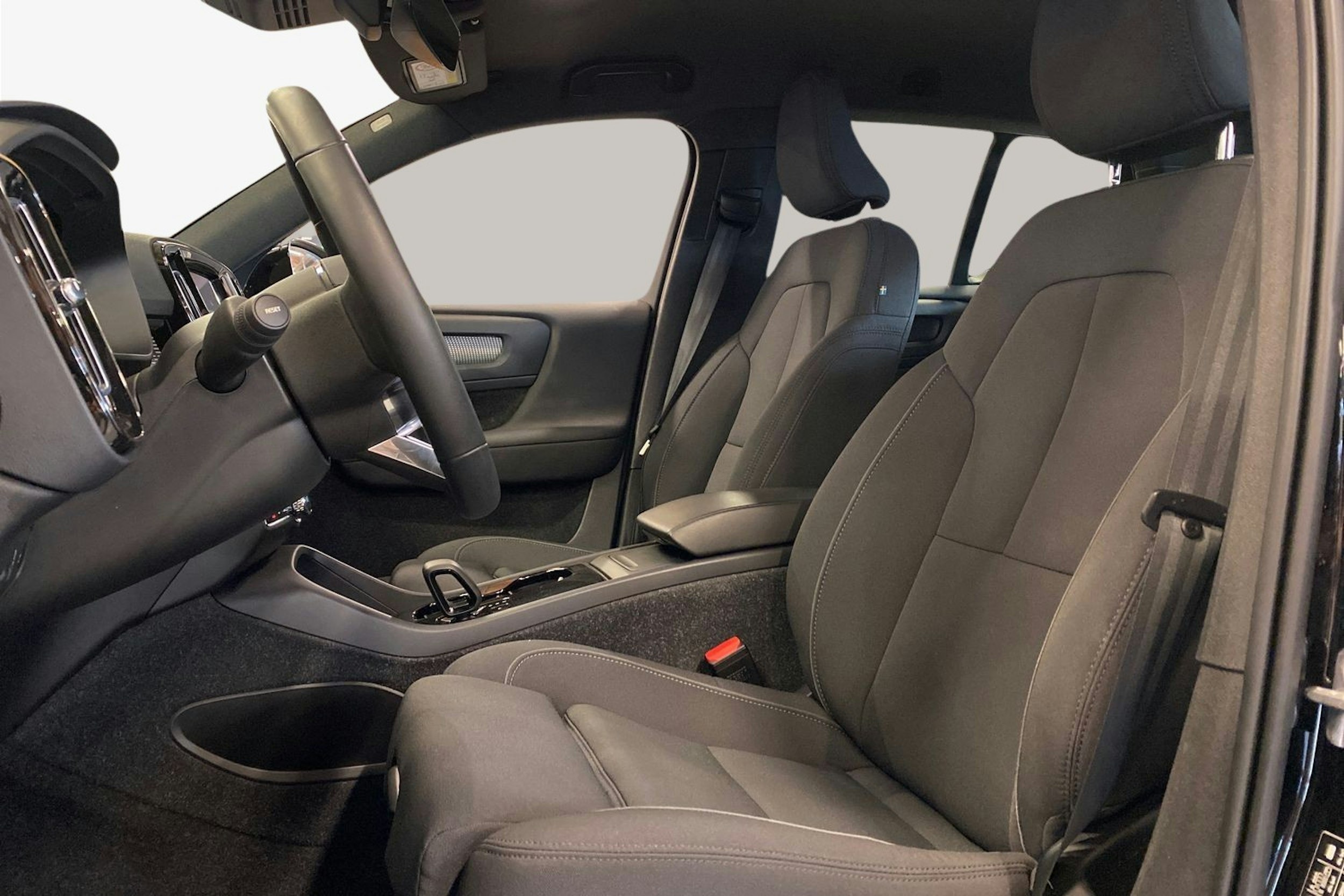 musta Volvo XC40 2022 kuva 11.