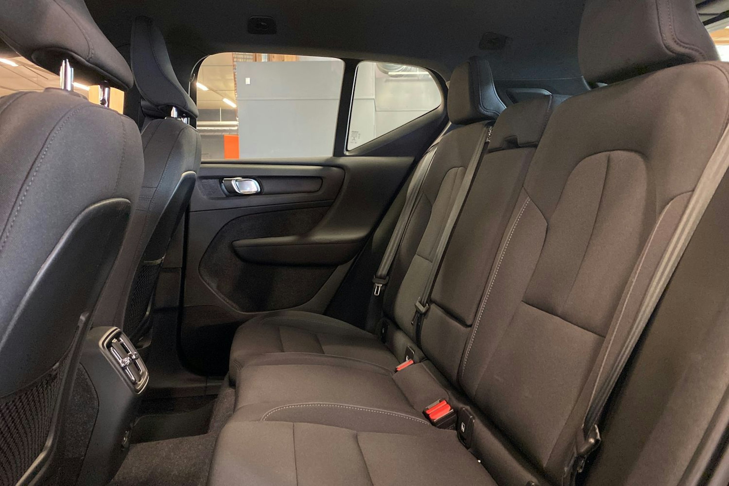 musta Volvo XC40 2022 kuva 13.