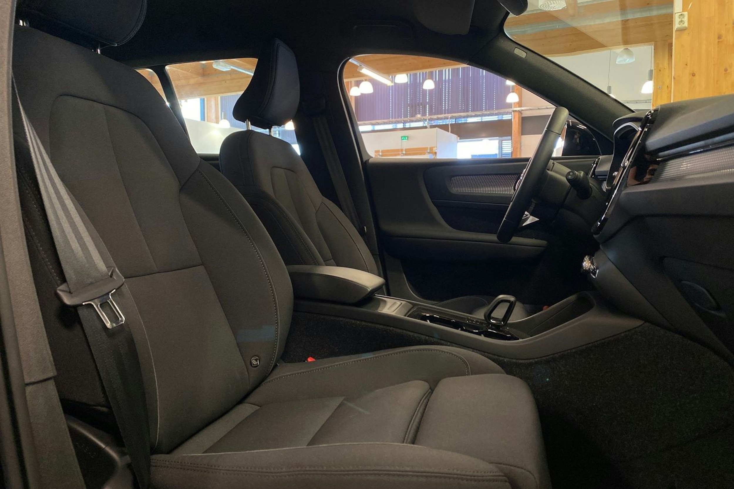 musta Volvo XC40 2022 kuva 15.