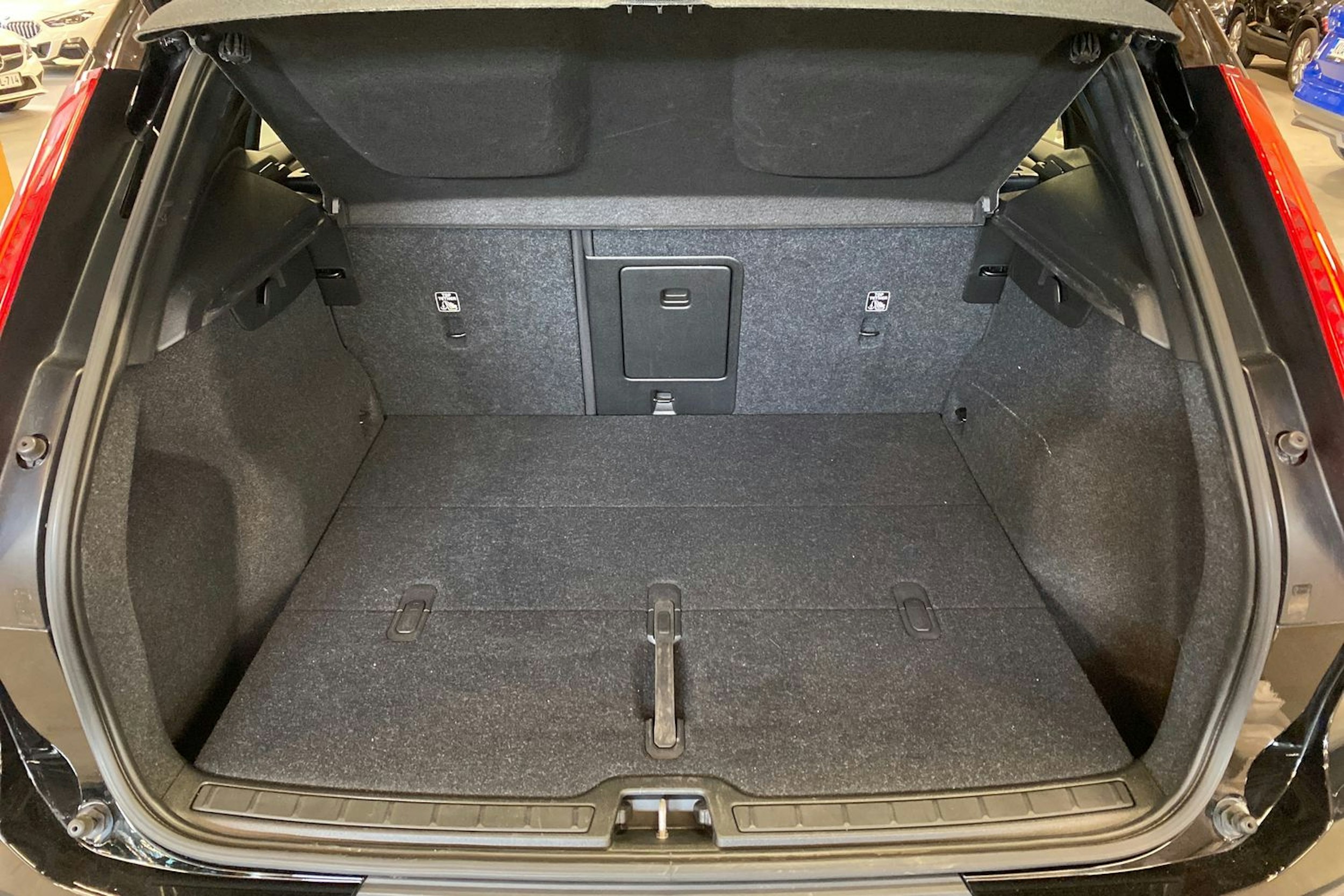 musta Volvo XC40 2022 kuva 16.