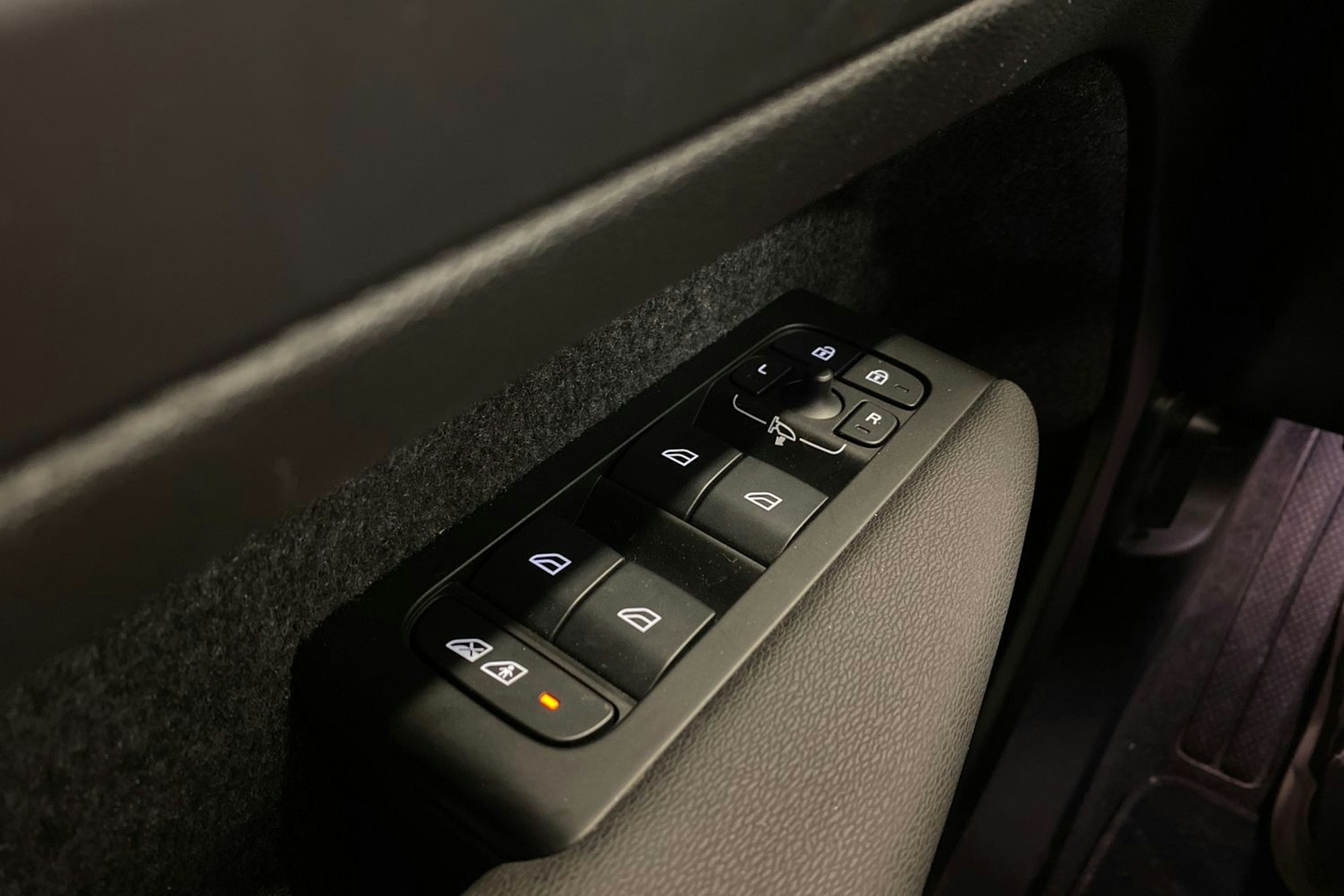 musta Volvo XC40 2022 kuva 17.