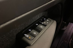 musta Volvo XC40 2022 kuva 17.