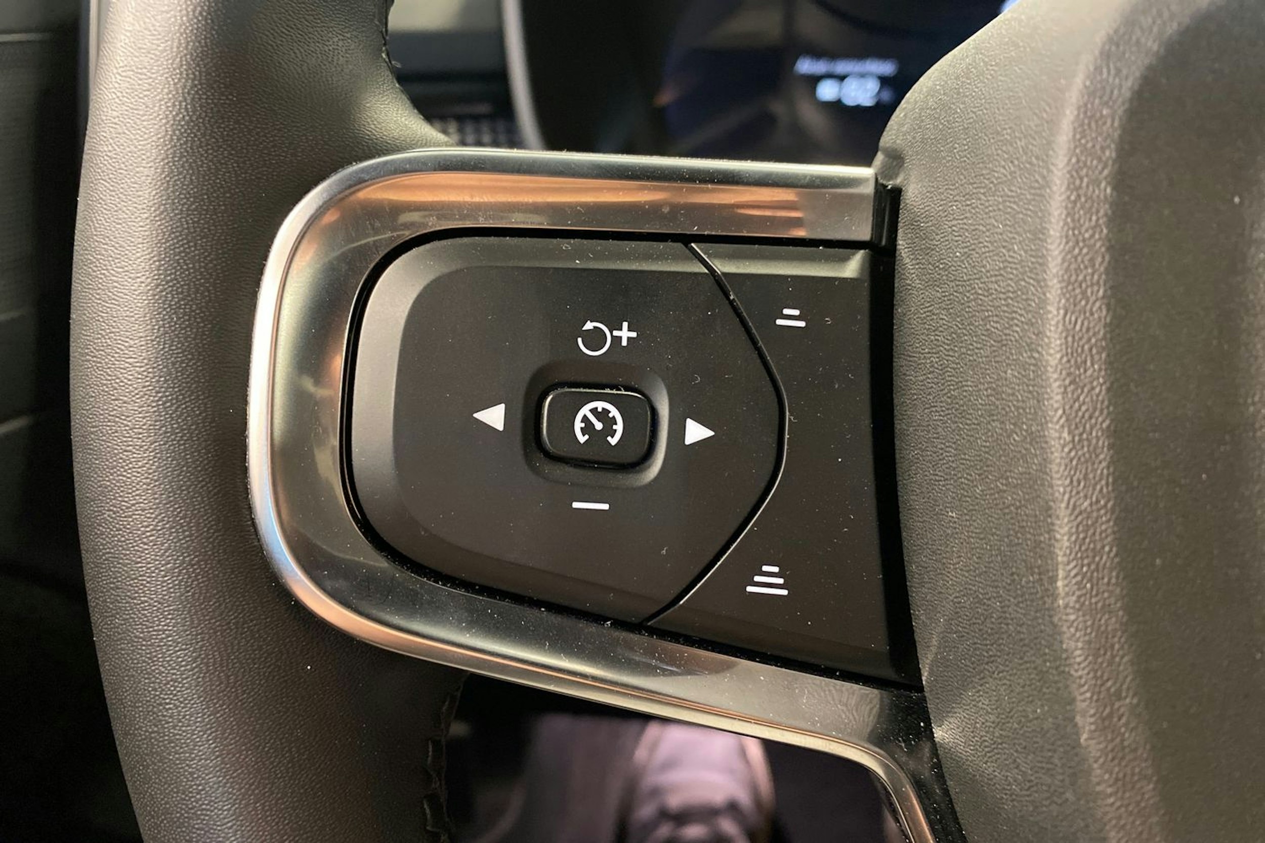 musta Volvo XC40 2022 kuva 18.
