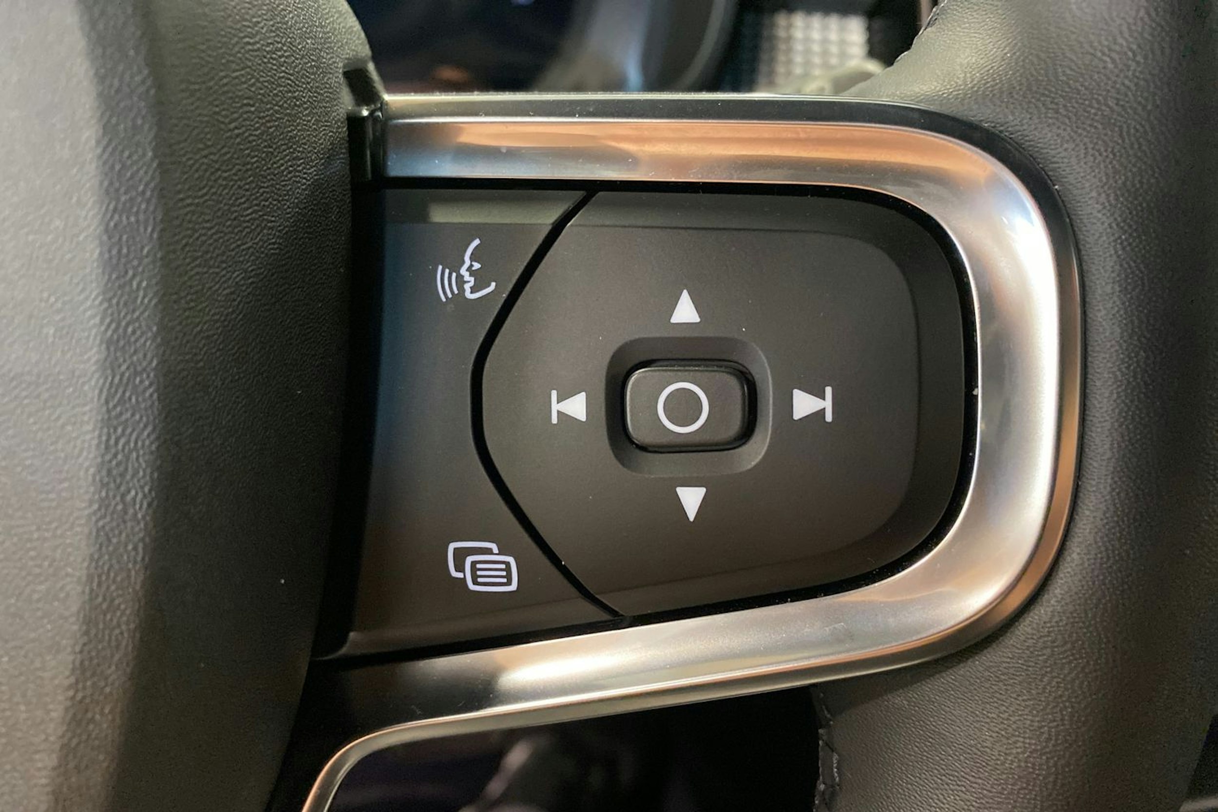 musta Volvo XC40 2022 kuva 19.
