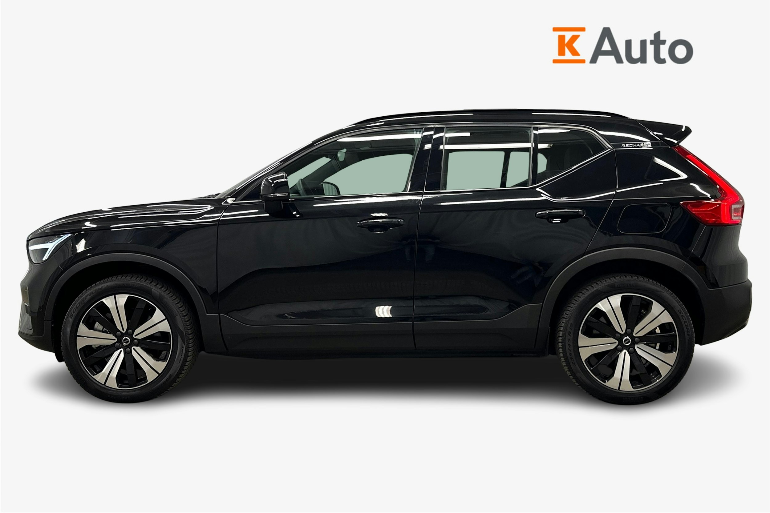 musta Volvo XC40 2023 kuva 6.