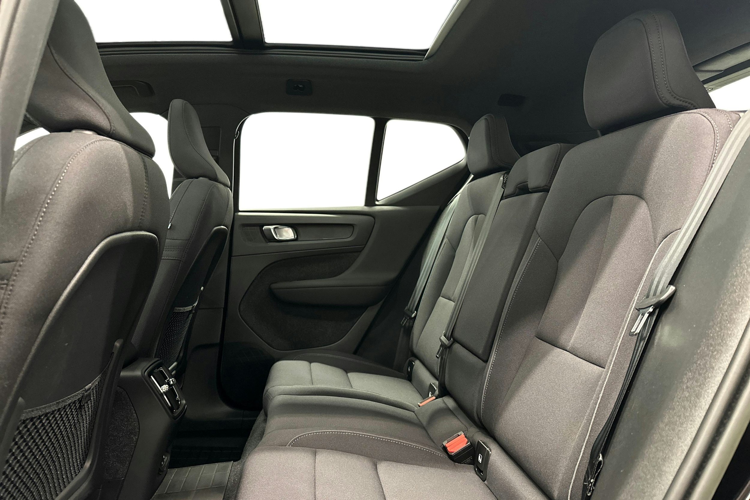 musta Volvo XC40 2023 kuva 10.