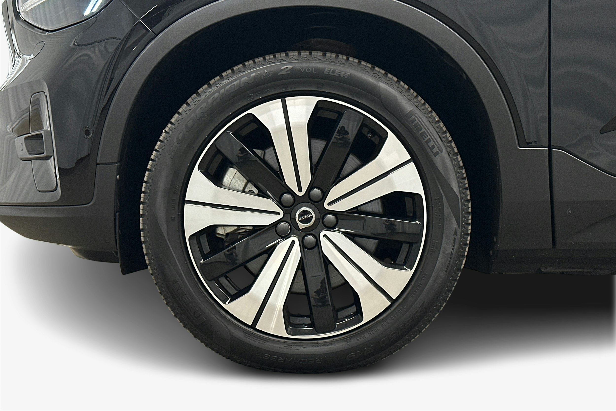musta Volvo XC40 2023 kuva 11.