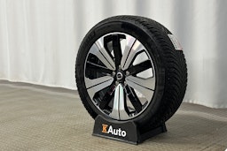 musta Volvo XC40 2023 kuva 13.