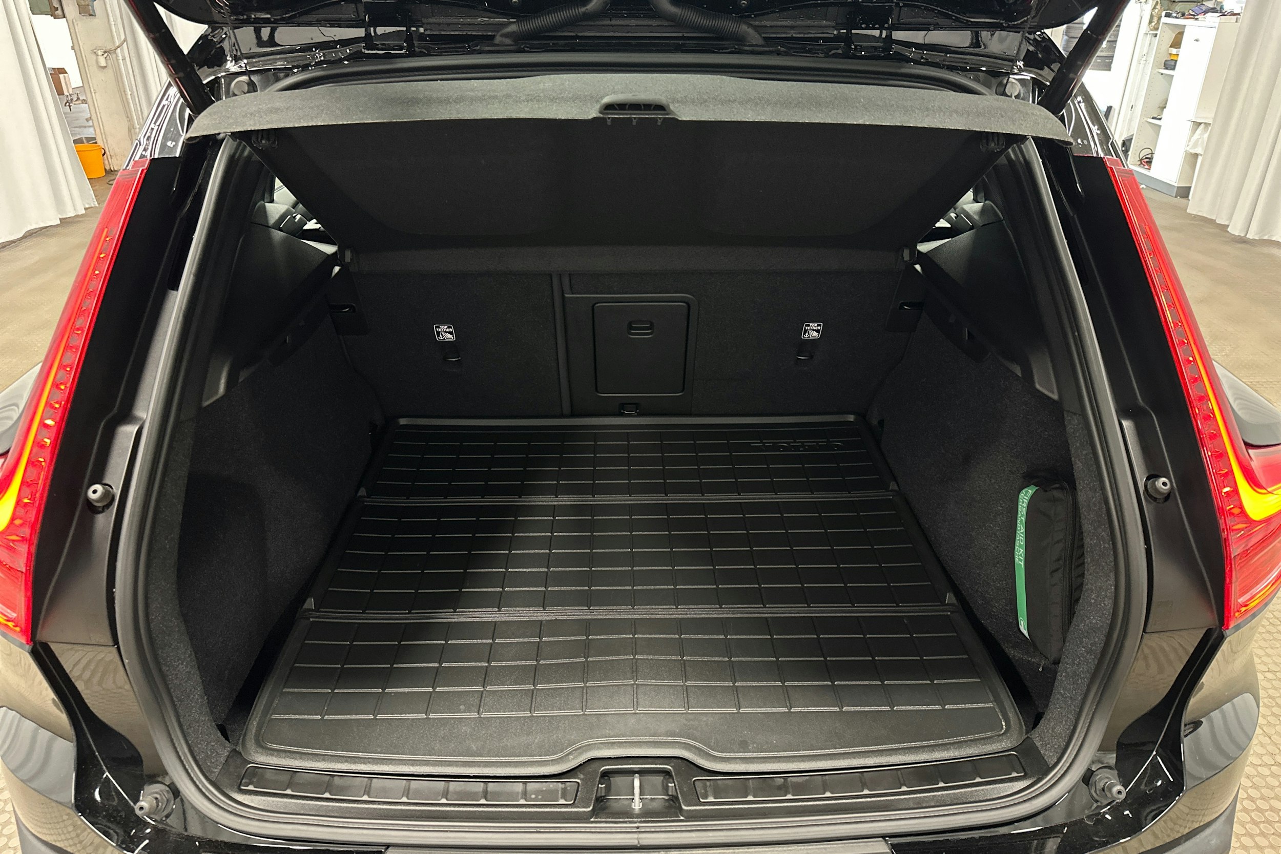 musta Volvo XC40 2023 kuva 14.
