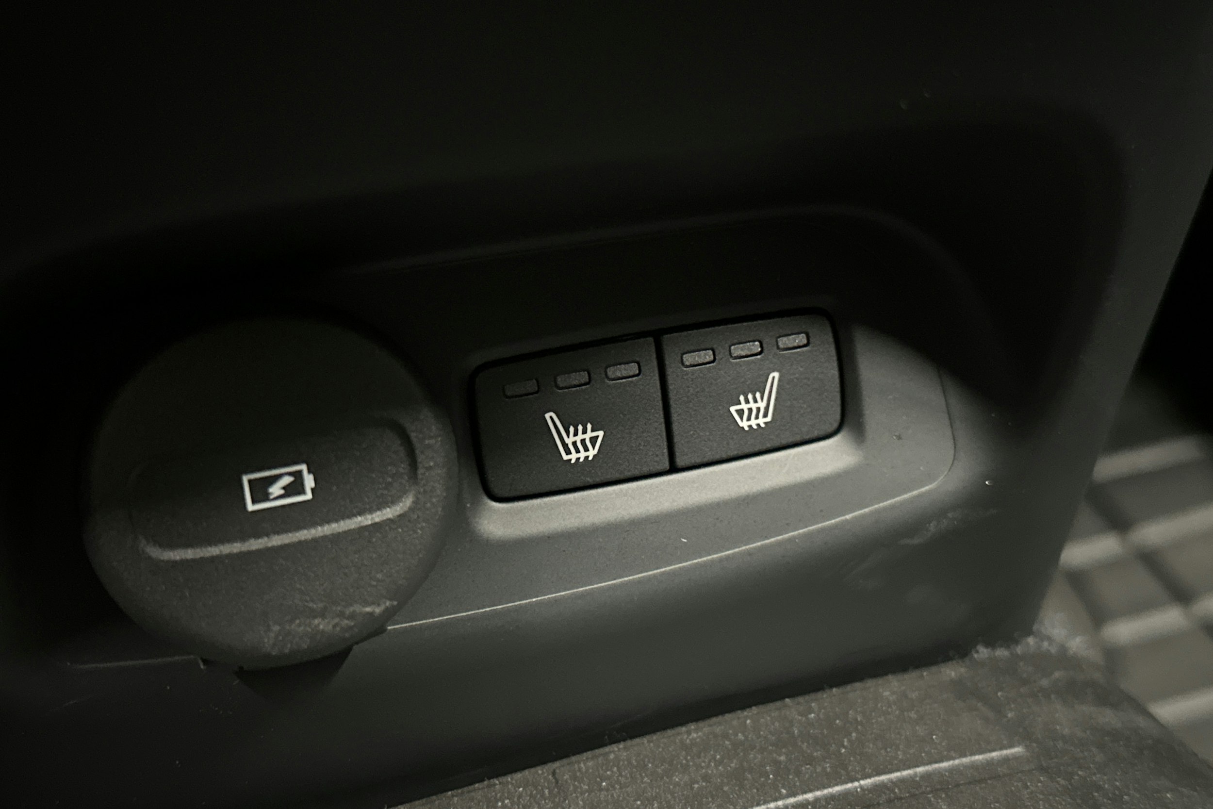 musta Volvo XC40 2023 kuva 17.