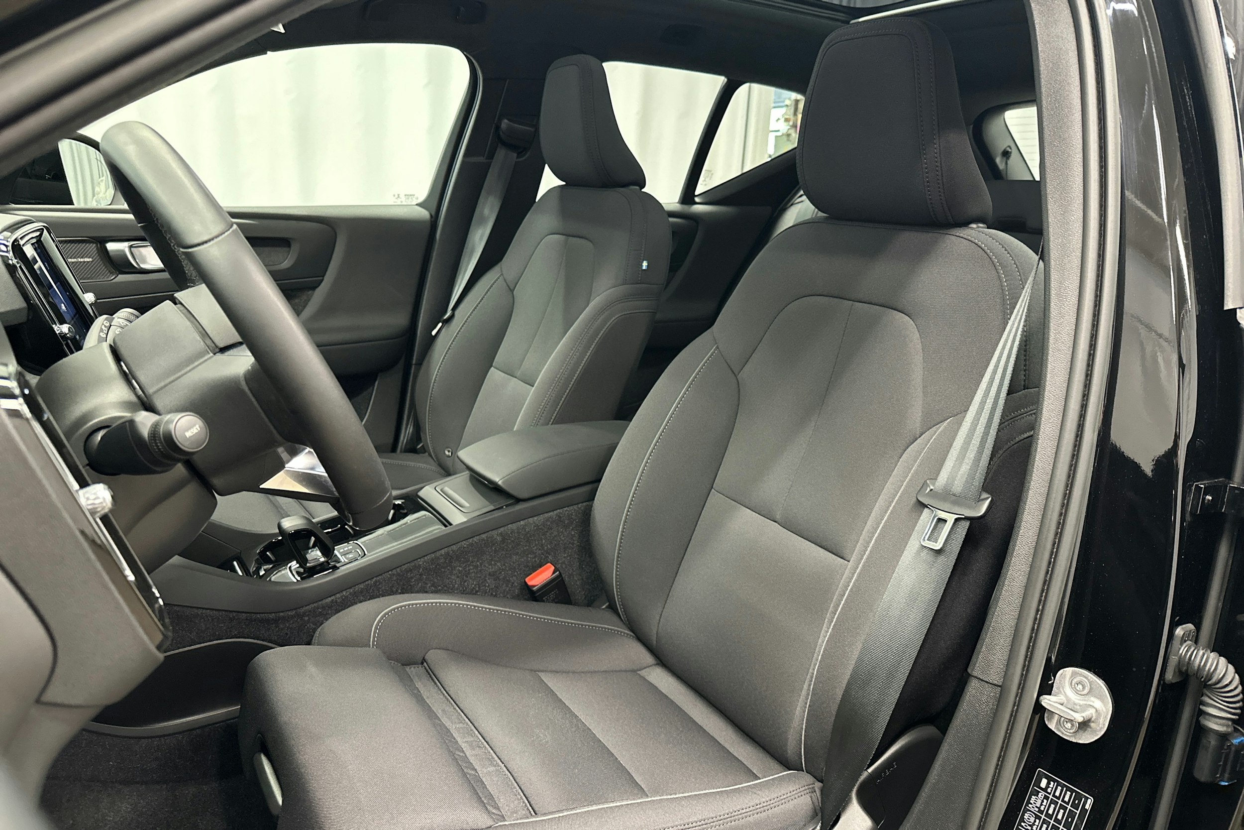 musta Volvo XC40 2023 kuva 18.
