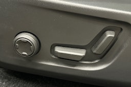 musta Volvo XC40 2023 kuva 19.