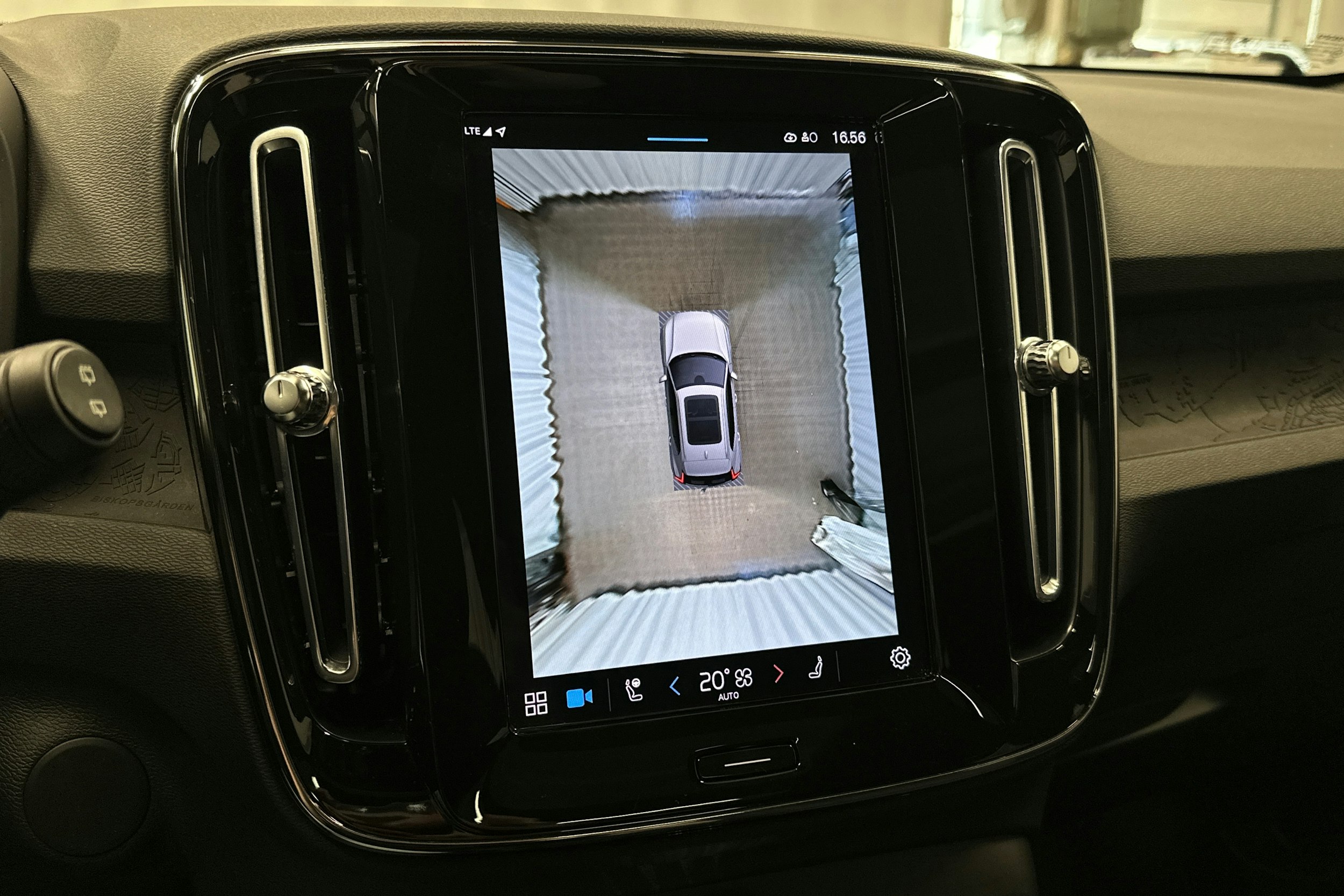 musta Volvo XC40 2023 kuva 30.