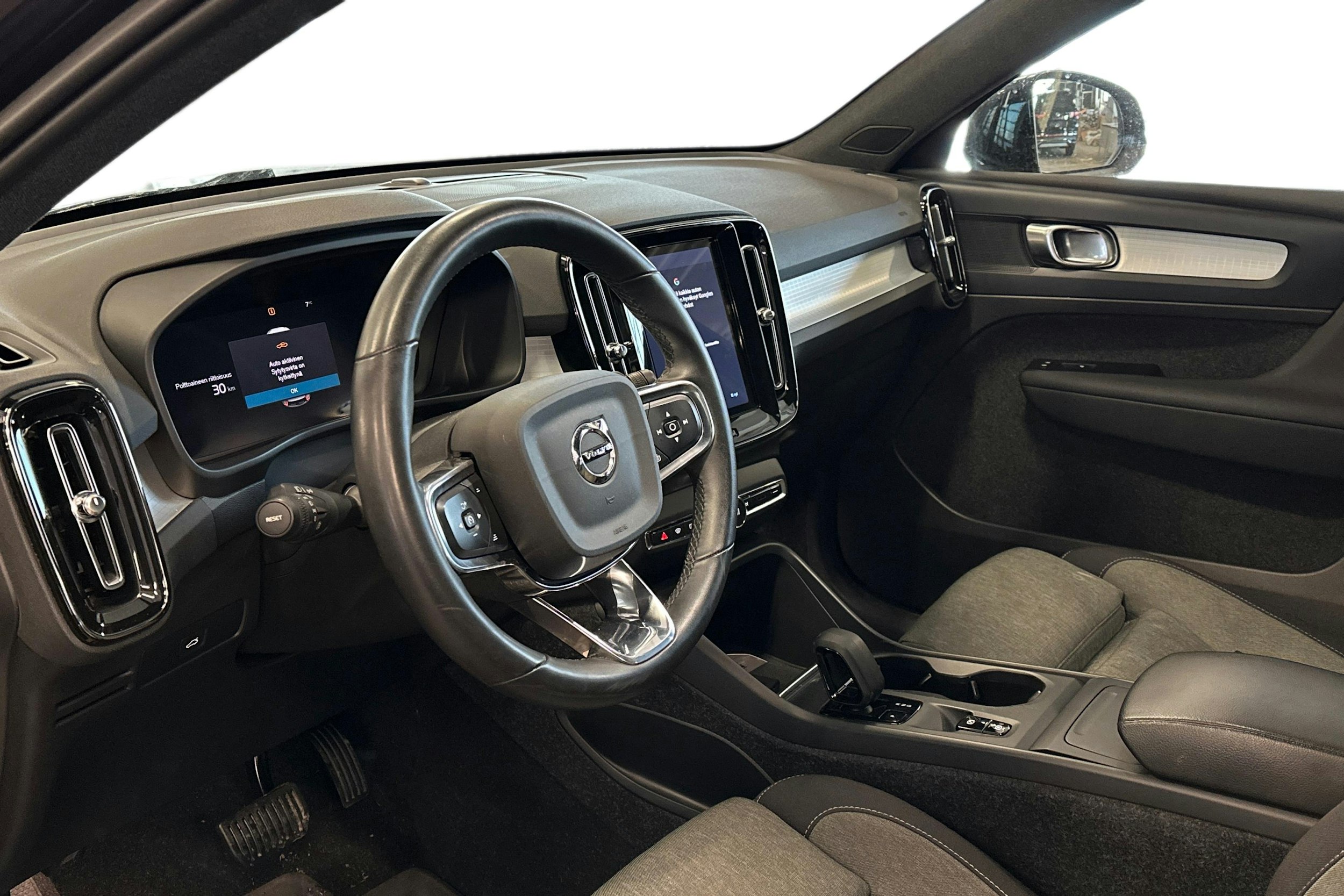 musta Volvo XC40 2022 kuva 3.