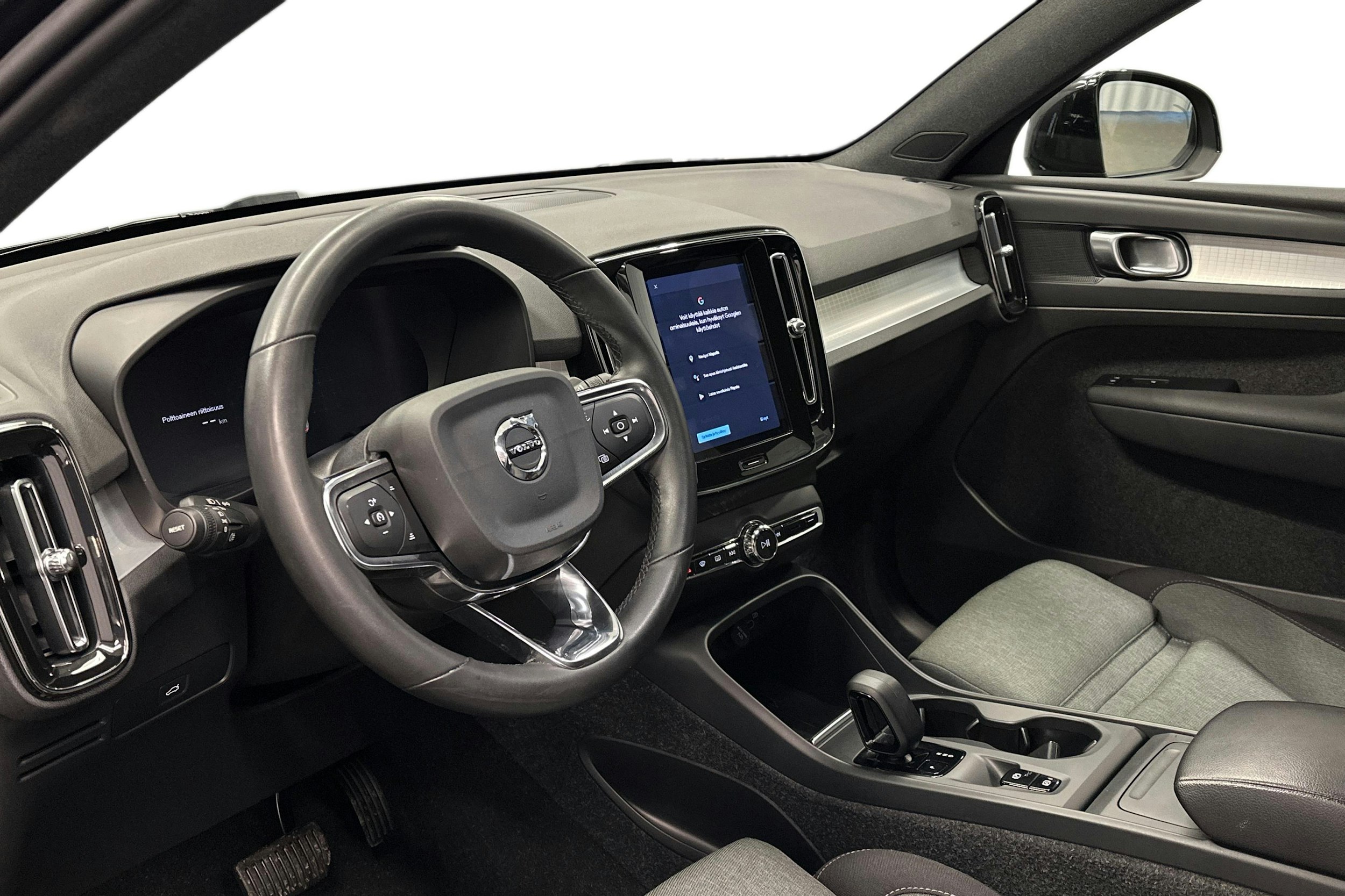 musta Volvo XC40 2023 kuva 7.