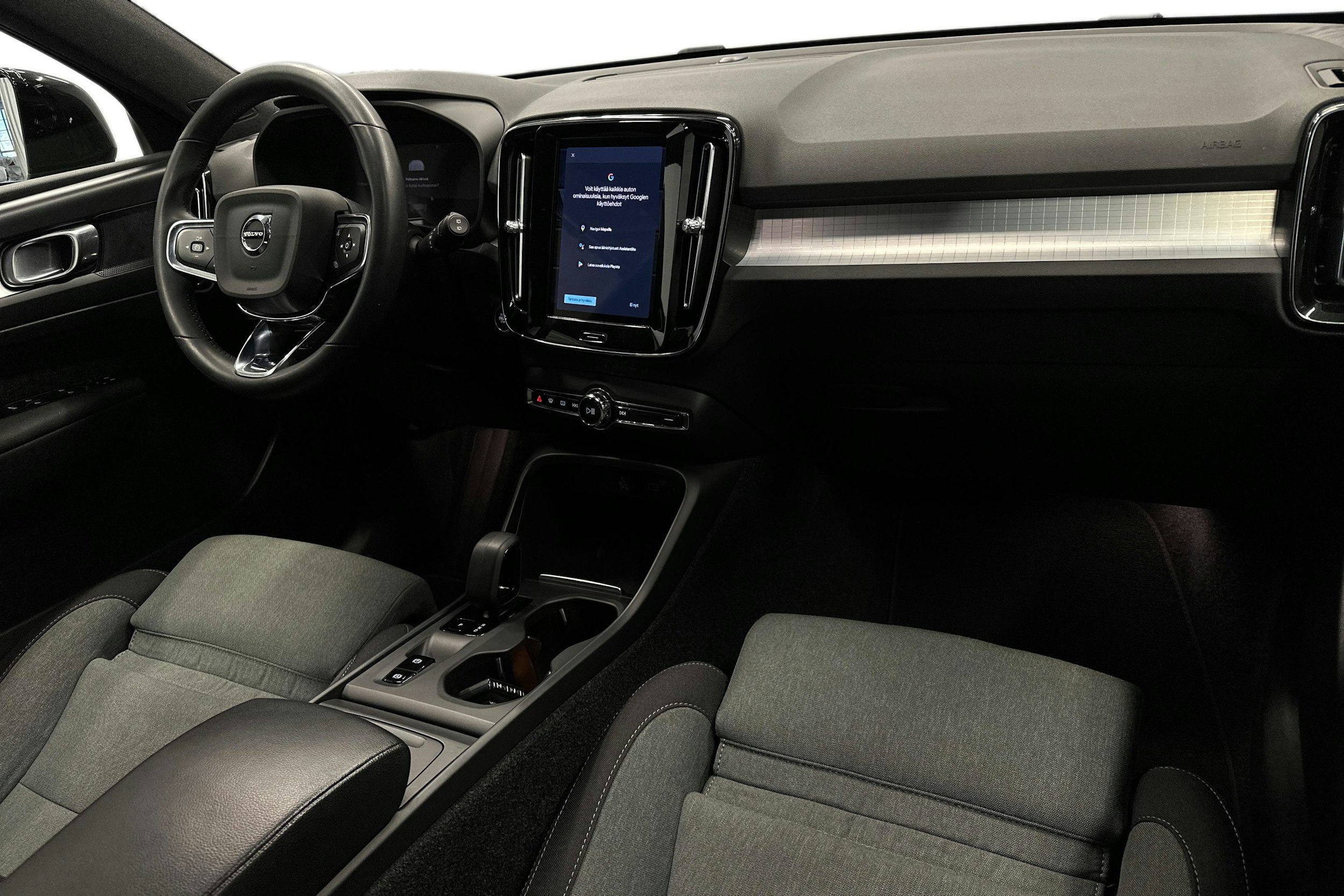 musta Volvo XC40 2023 kuva 9.