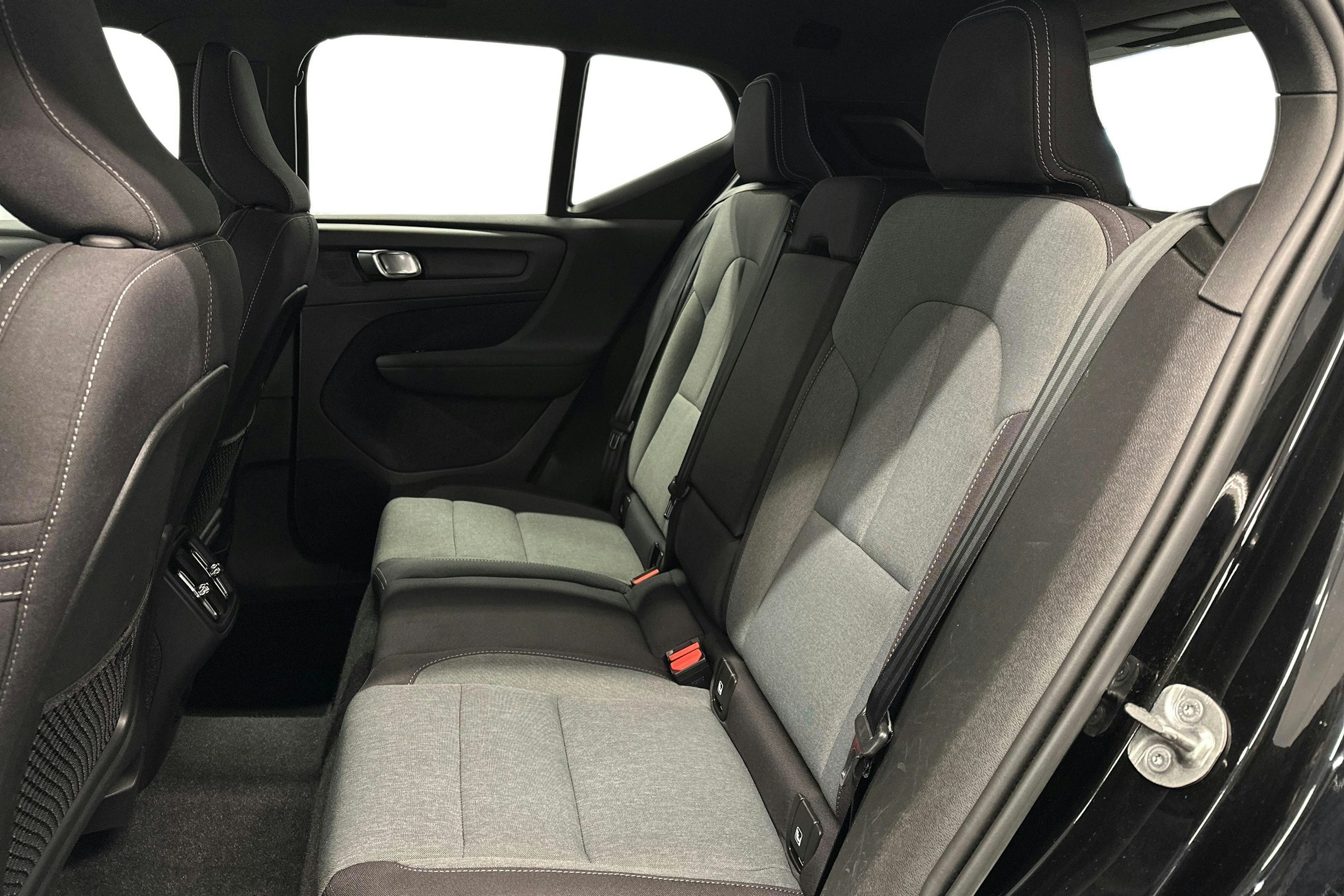 musta Volvo XC40 2023 kuva 10.