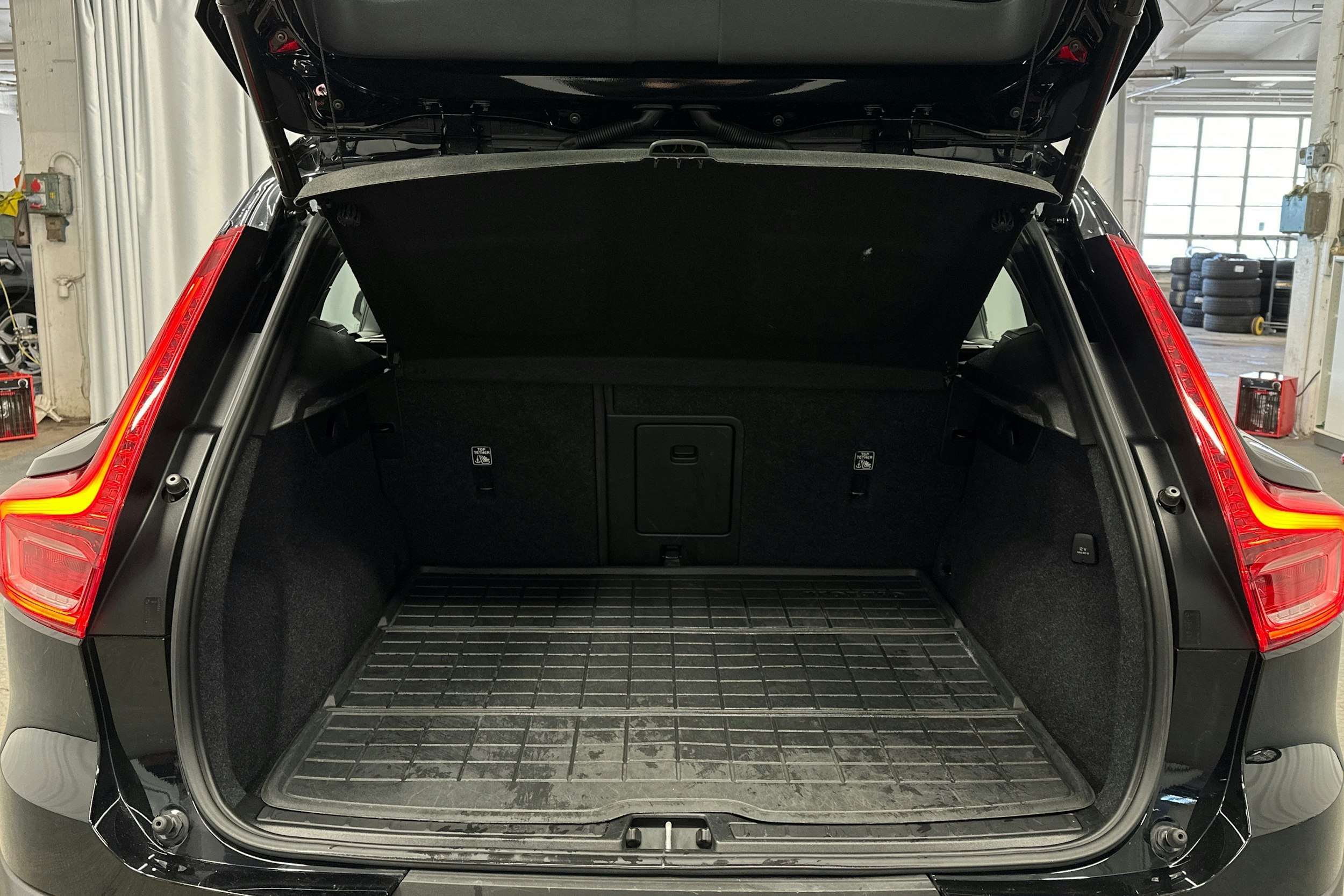 musta Volvo XC40 2023 kuva 14.