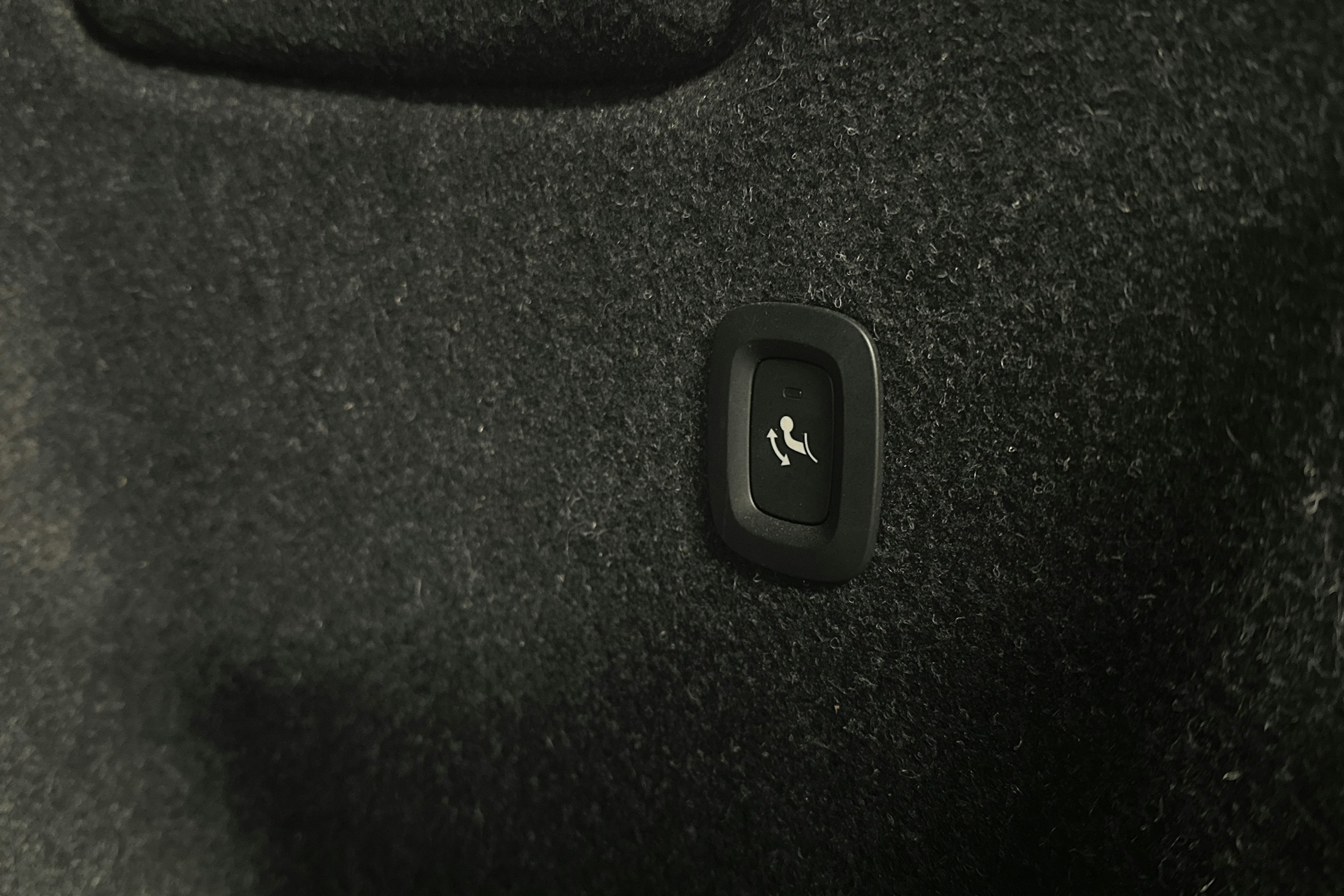 musta Volvo XC40 2023 kuva 16.