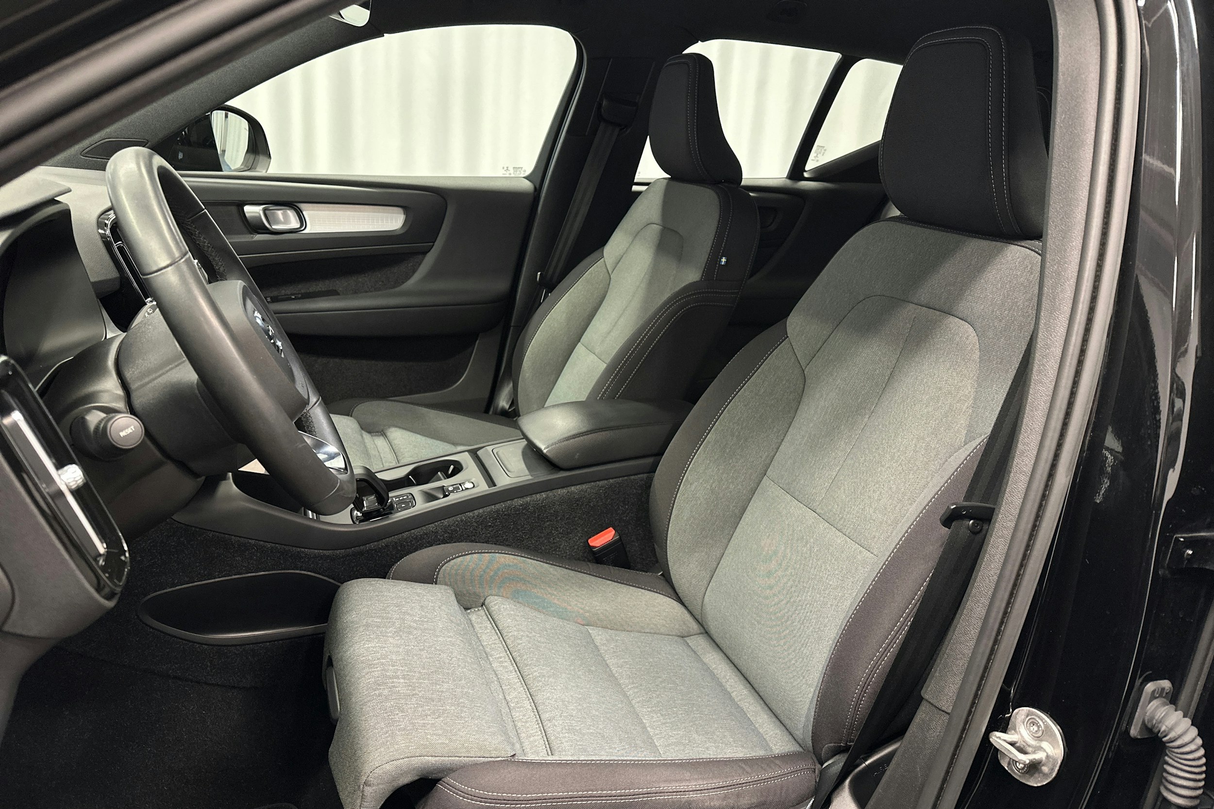 musta Volvo XC40 2023 kuva 17.