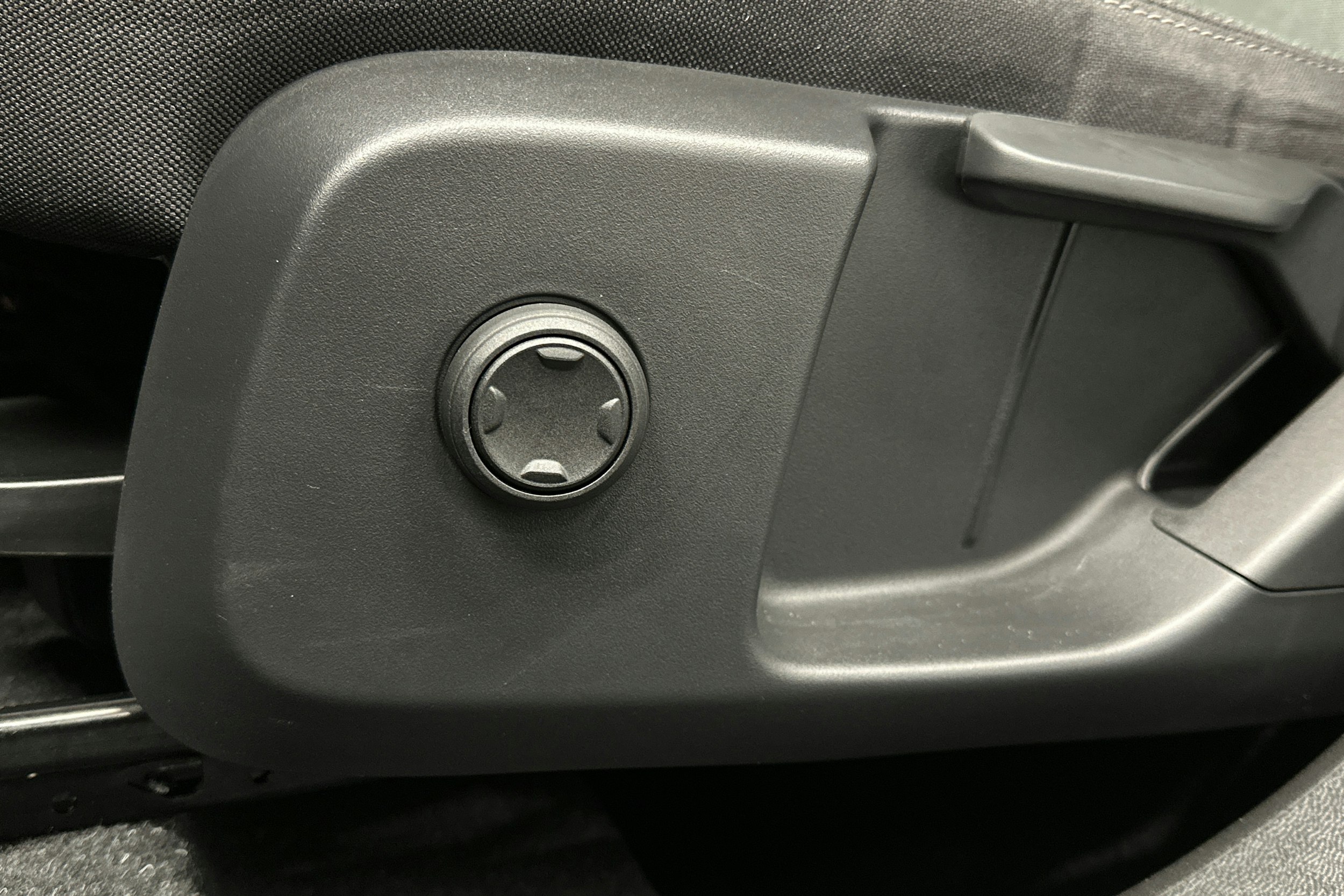 musta Volvo XC40 2023 kuva 18.