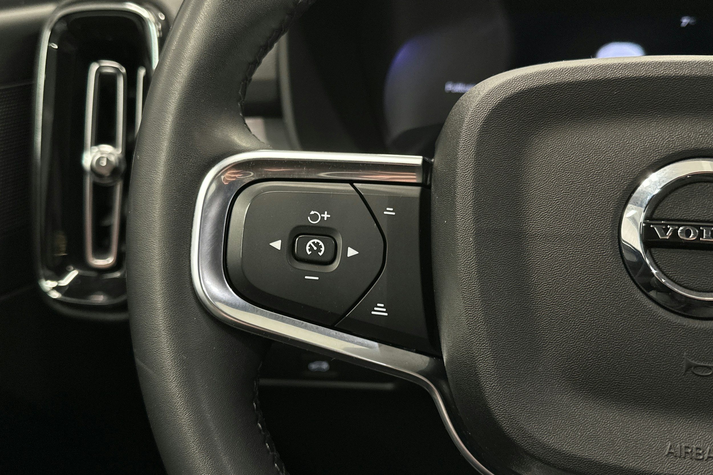 musta Volvo XC40 2023 kuva 20.