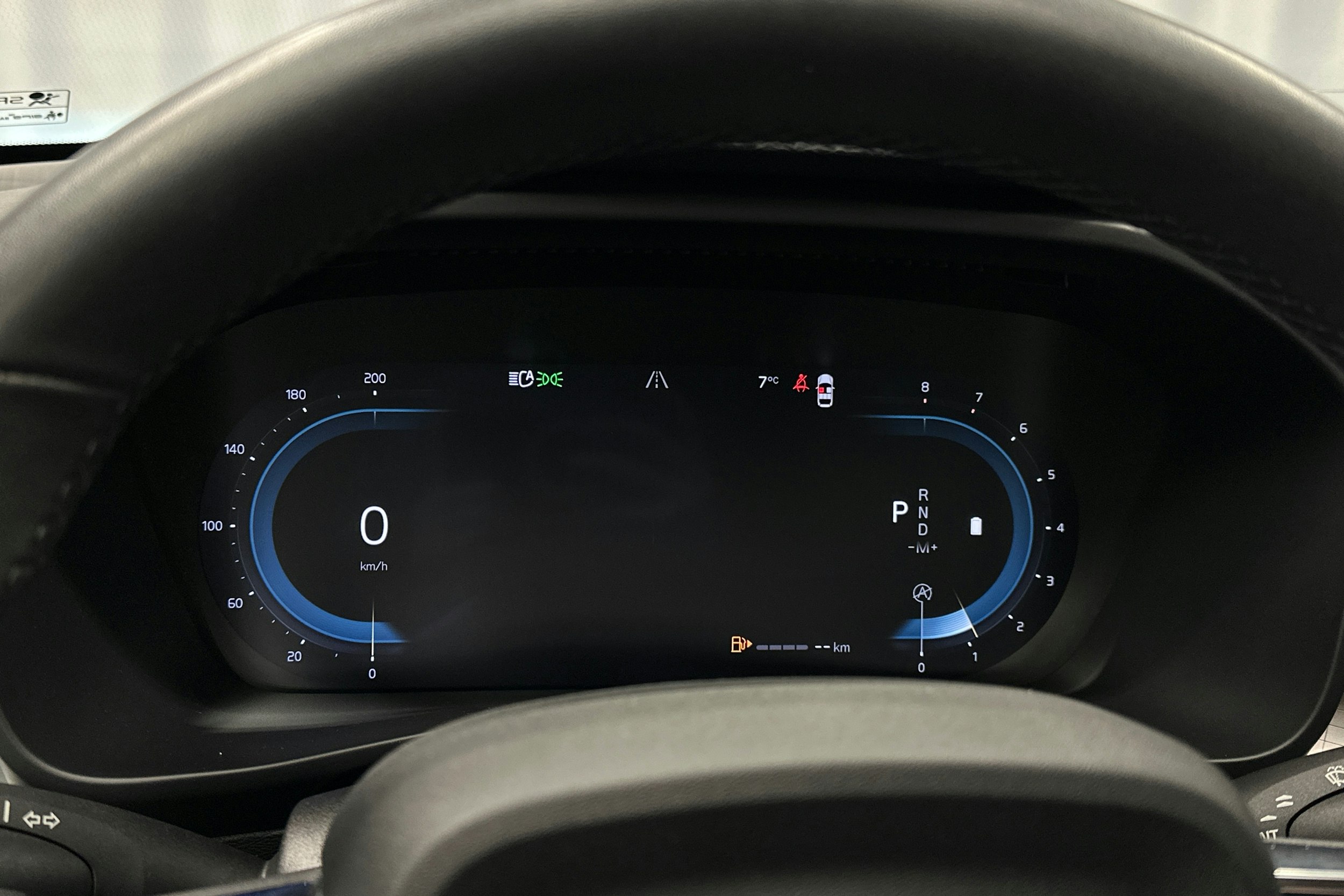 musta Volvo XC40 2023 kuva 22.